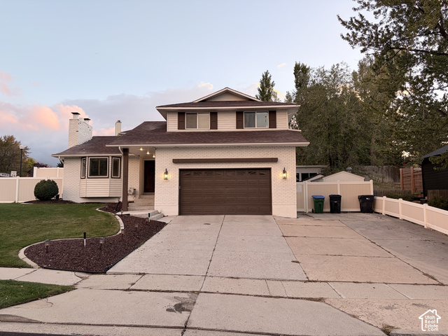 1914 E Gyrfalcon Dr — photo