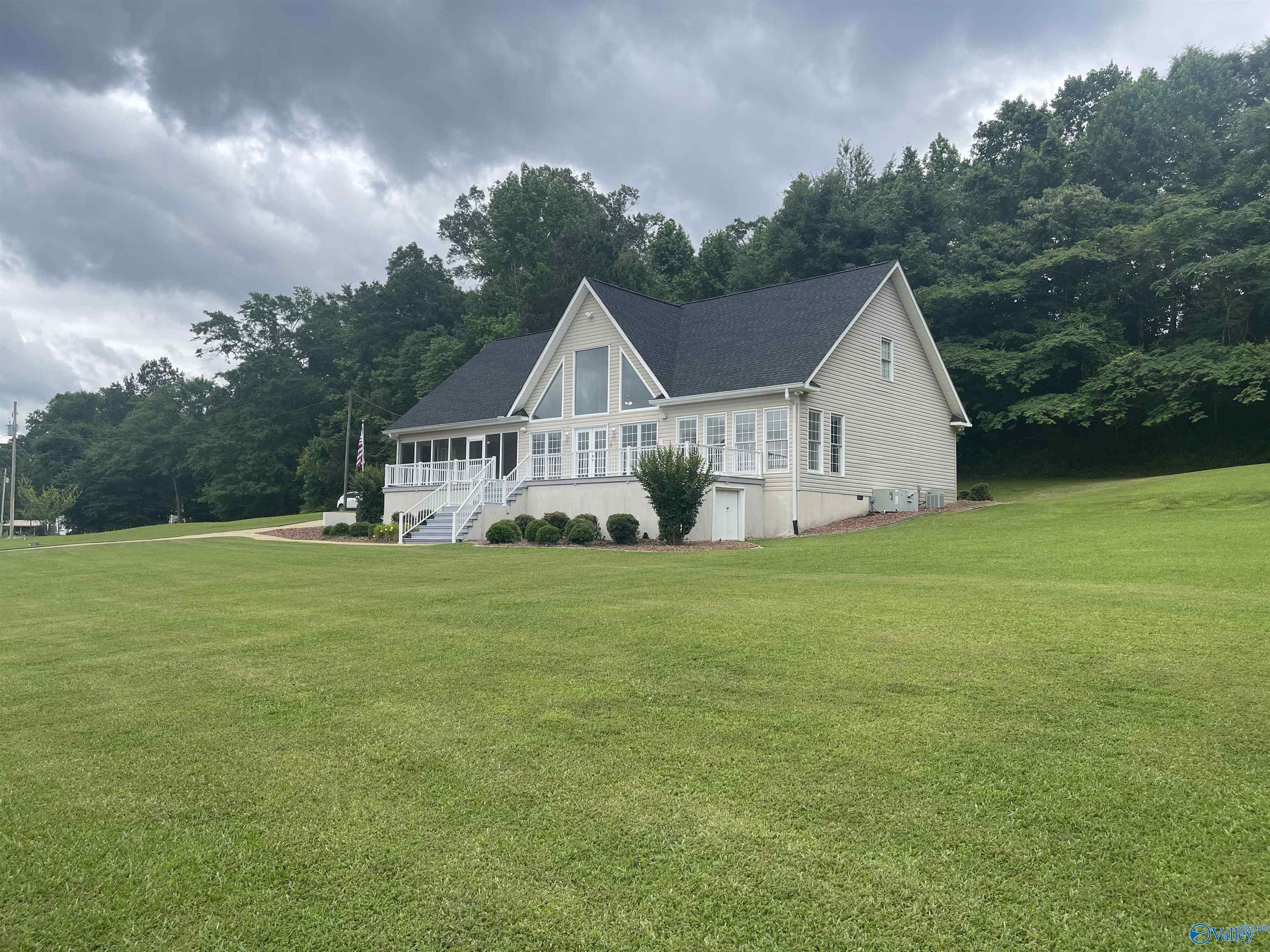 922 Riverview Drive — photo