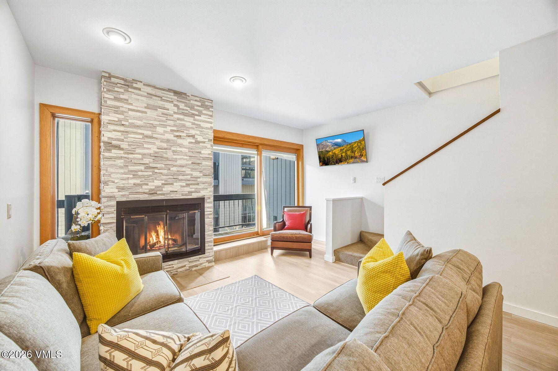 39377 US. 6 D205 — photo