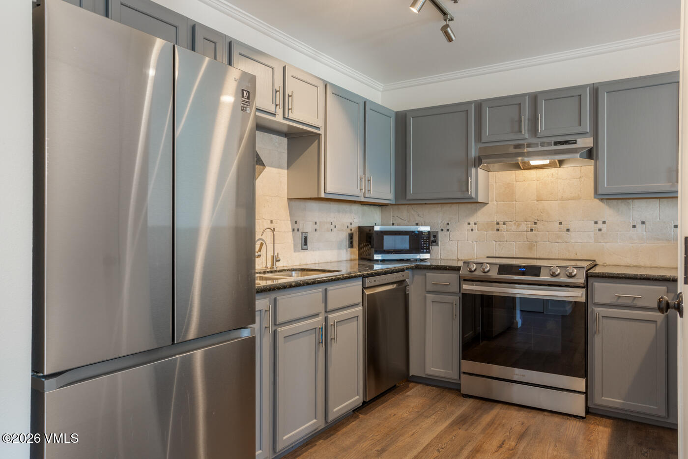 34295 US. 6 208 — photo