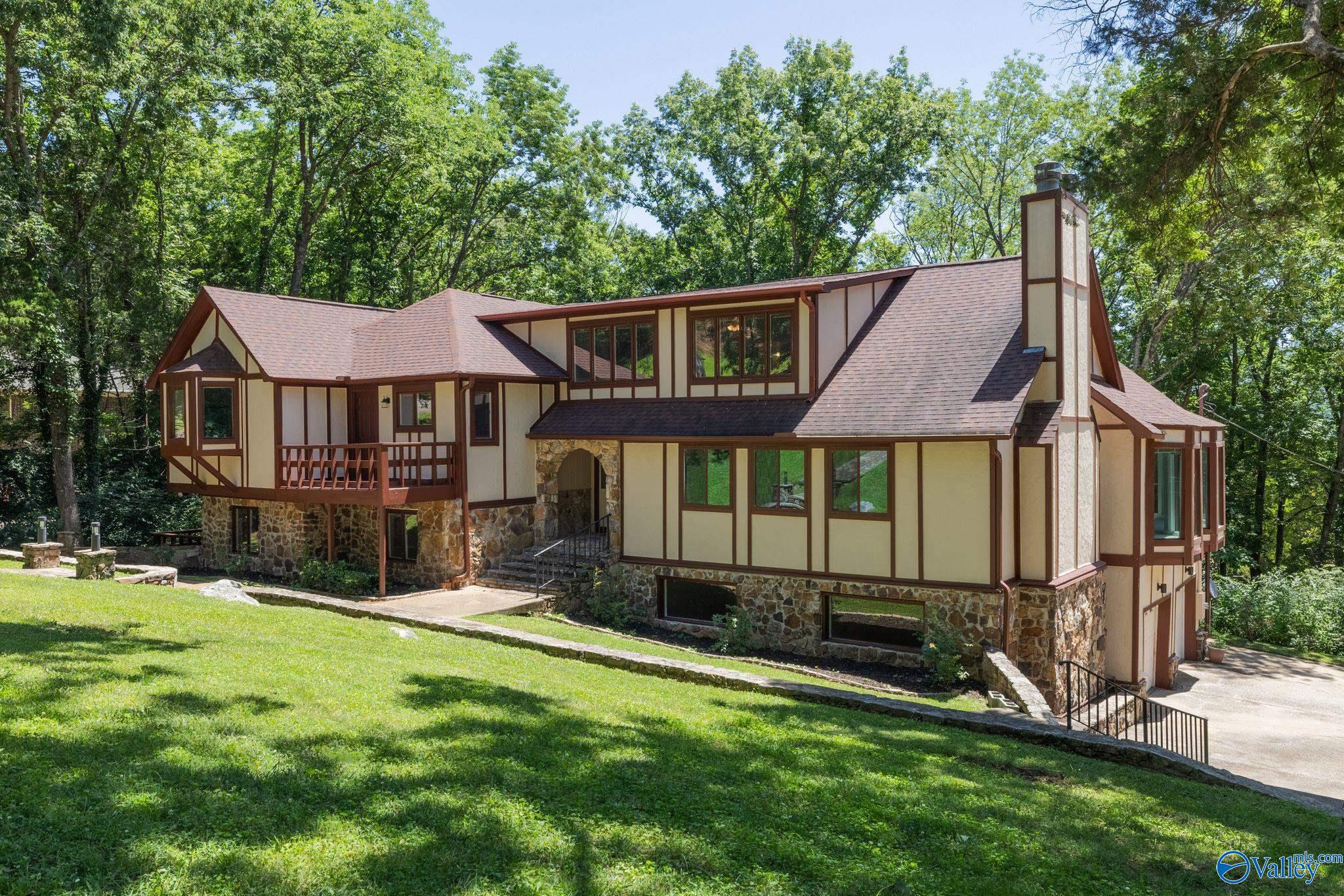 749 Bluewood Drive SE — photo