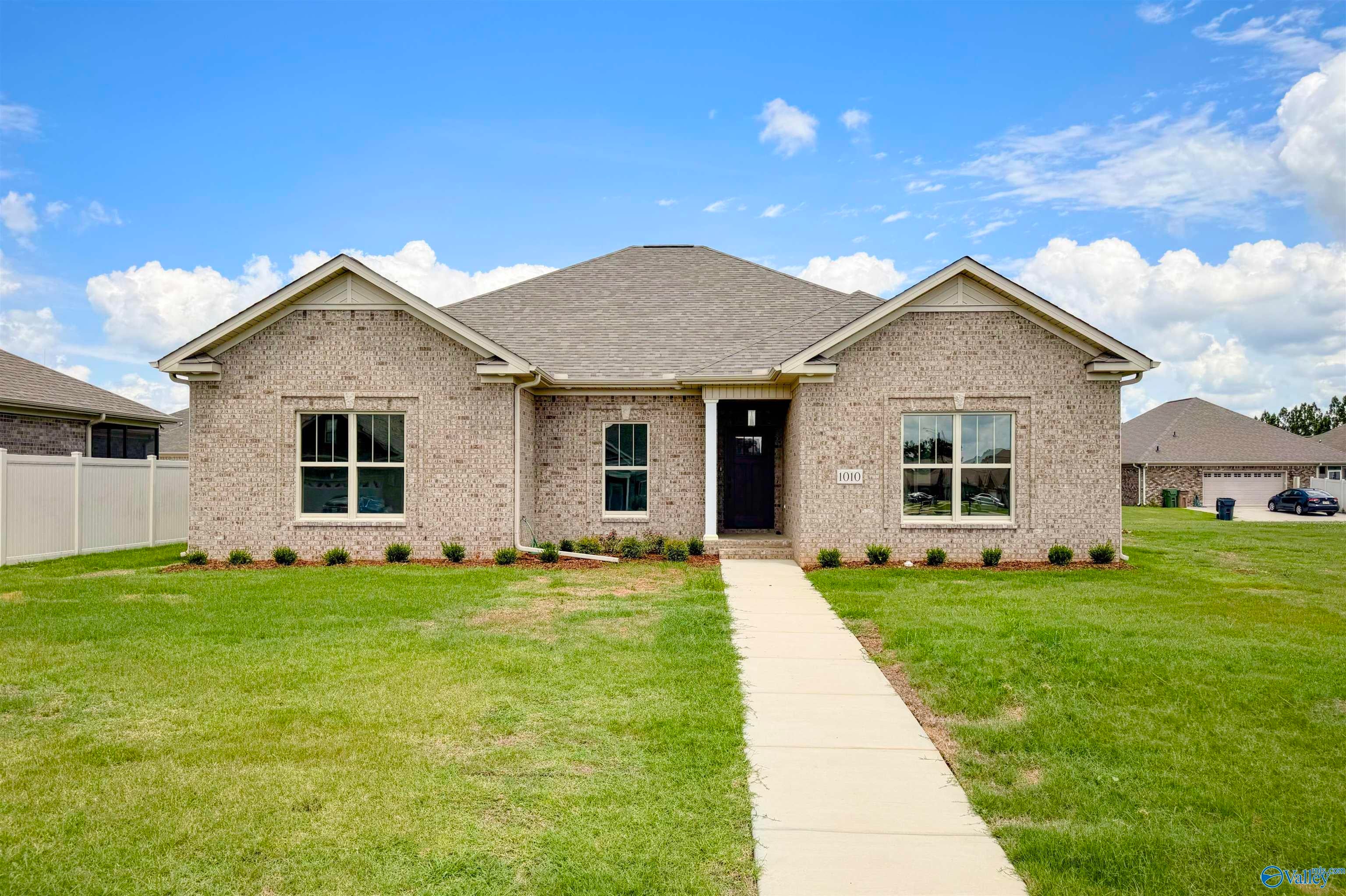 1010 Worton Grange SW — photo