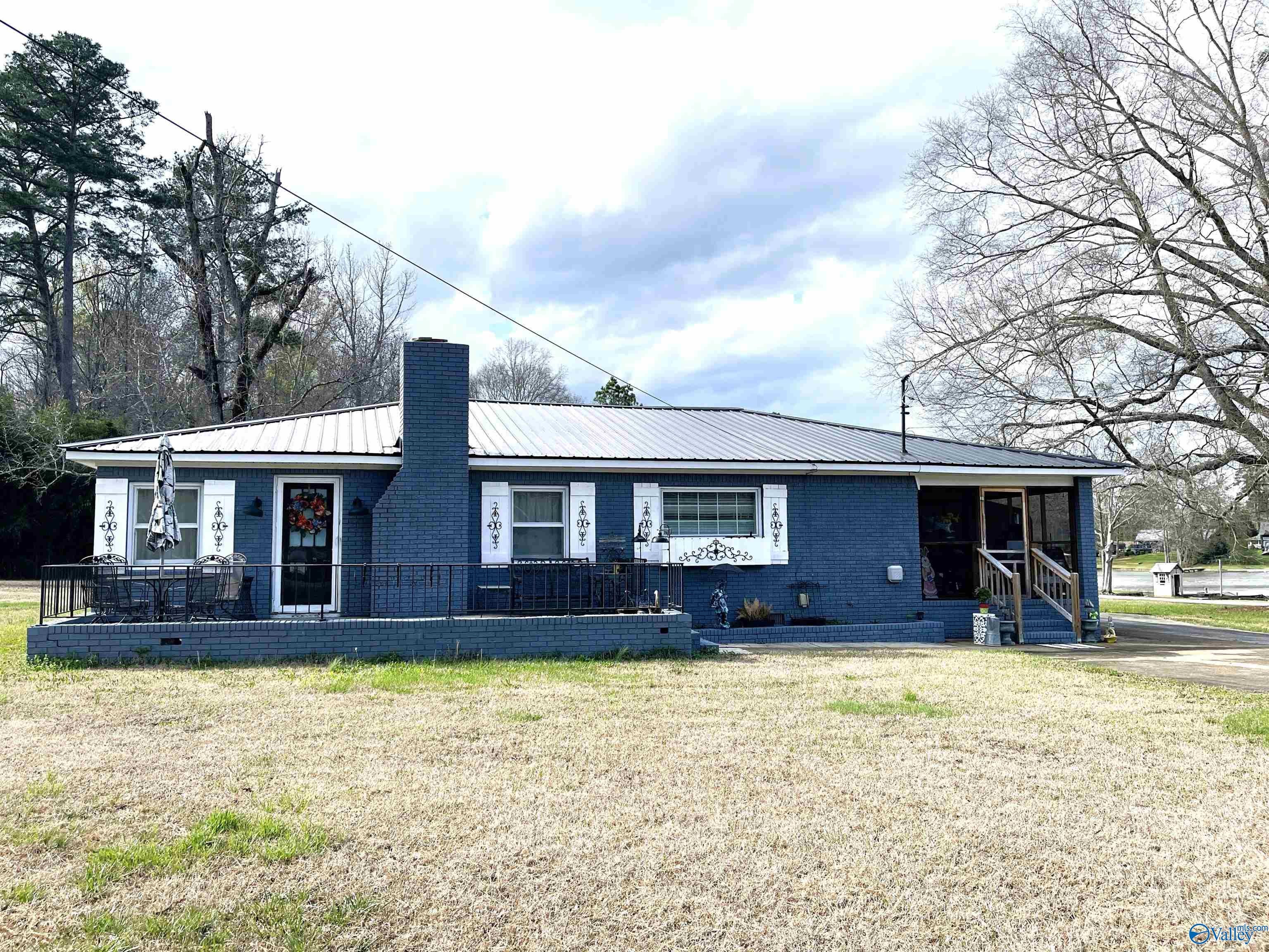 916 Riverview Drive — photo