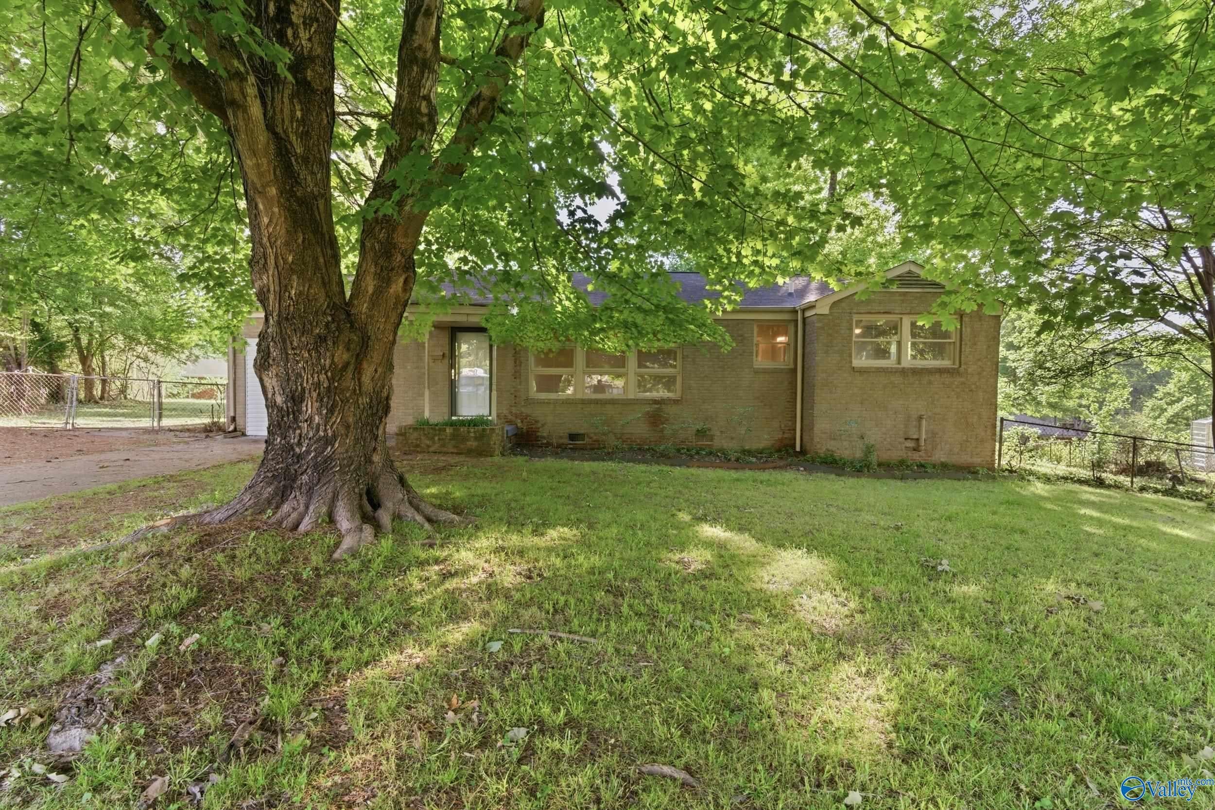 2217 Barrywood Circle NW — photo