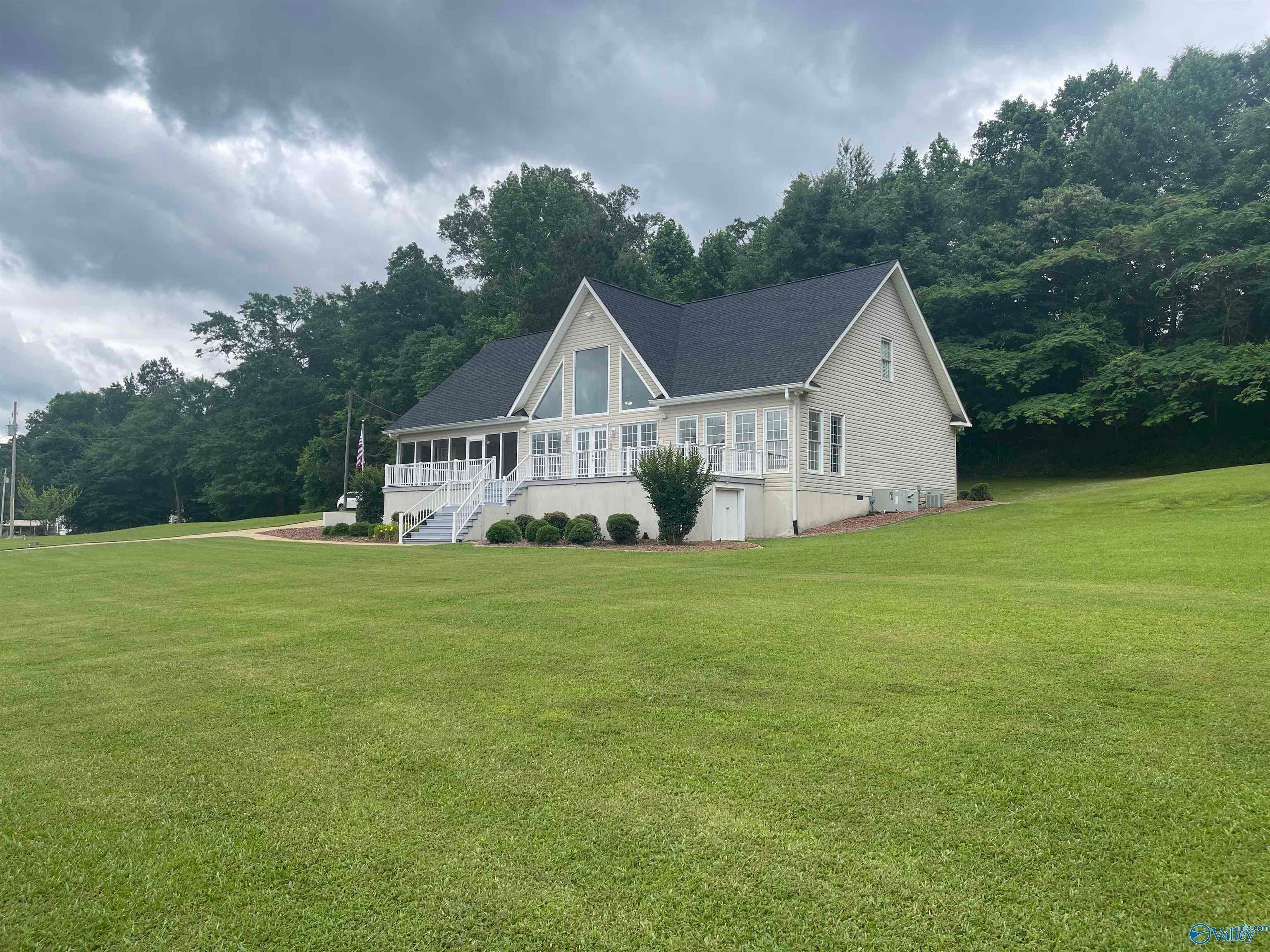 922 Riverview Drive — photo