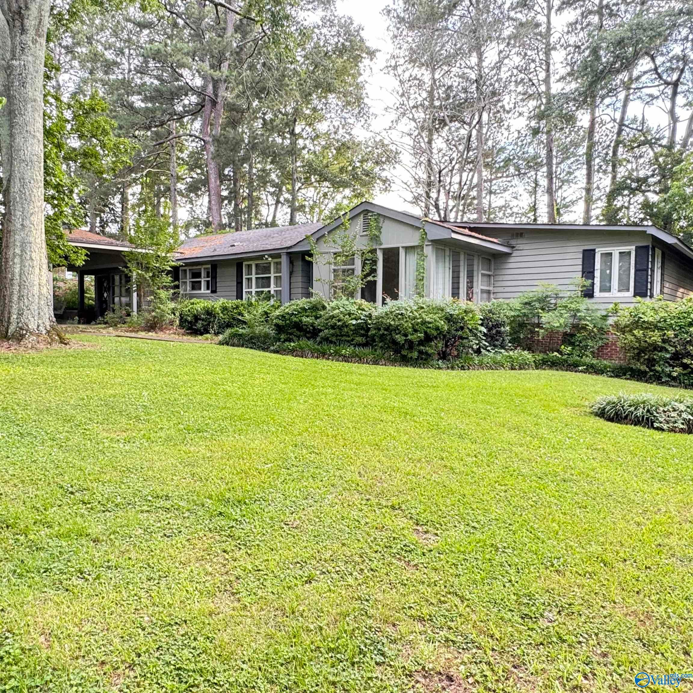 207 Iris Drive — photo