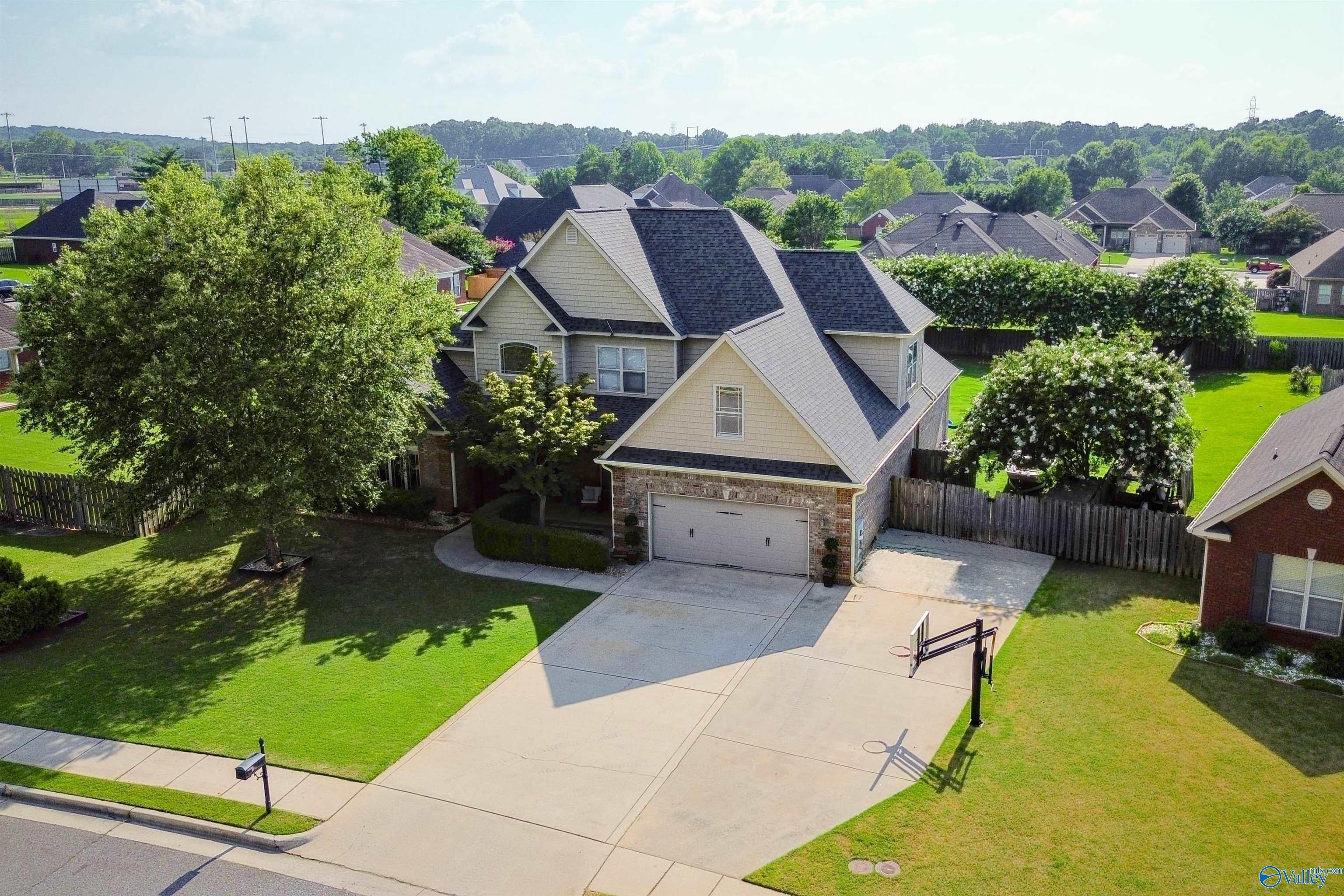 2311 Amberly Lane — photo