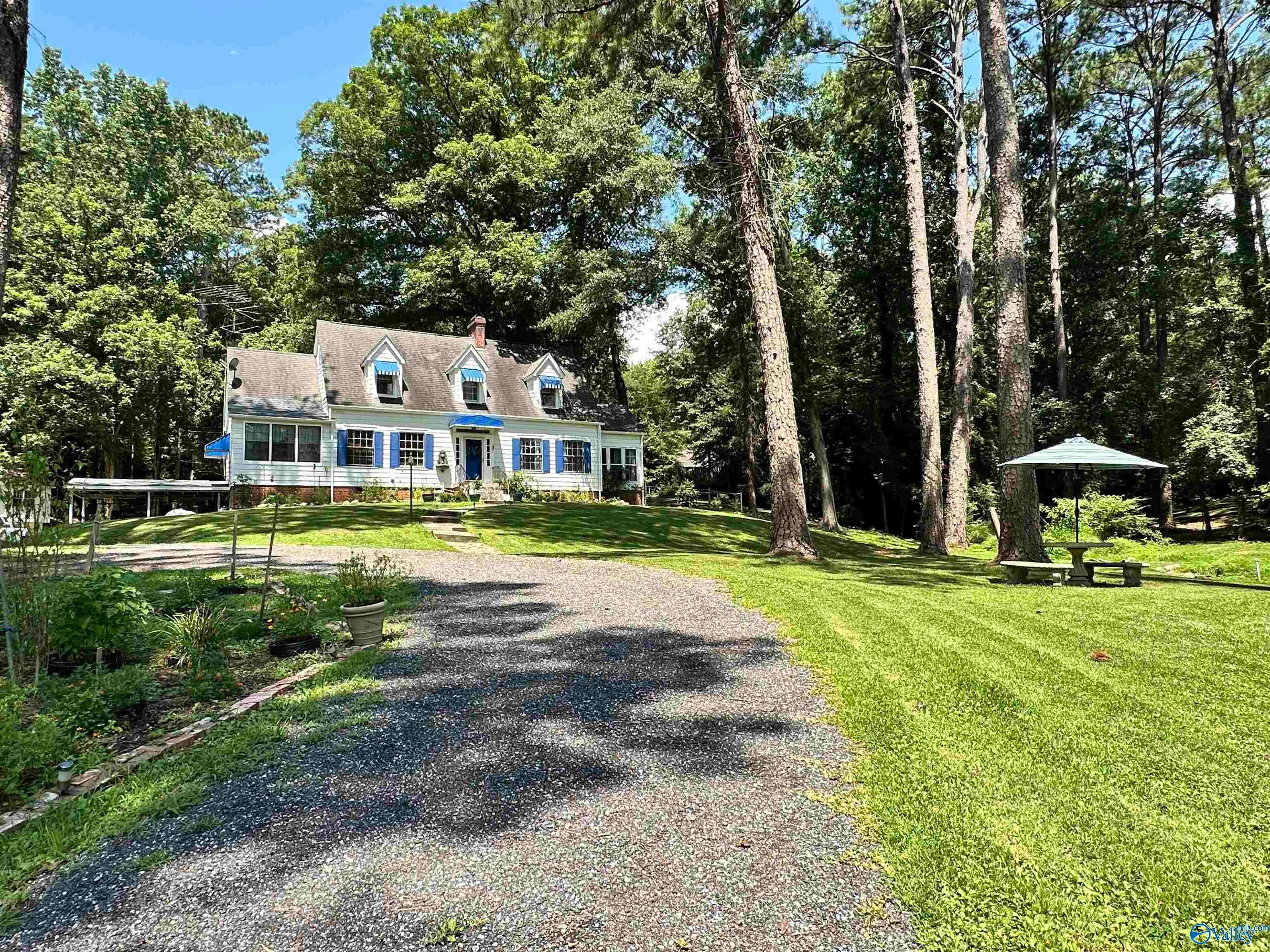 1089 Rockford Highway — photo