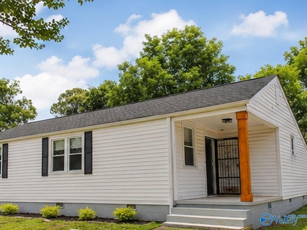 1004 Peck Road NE — photo