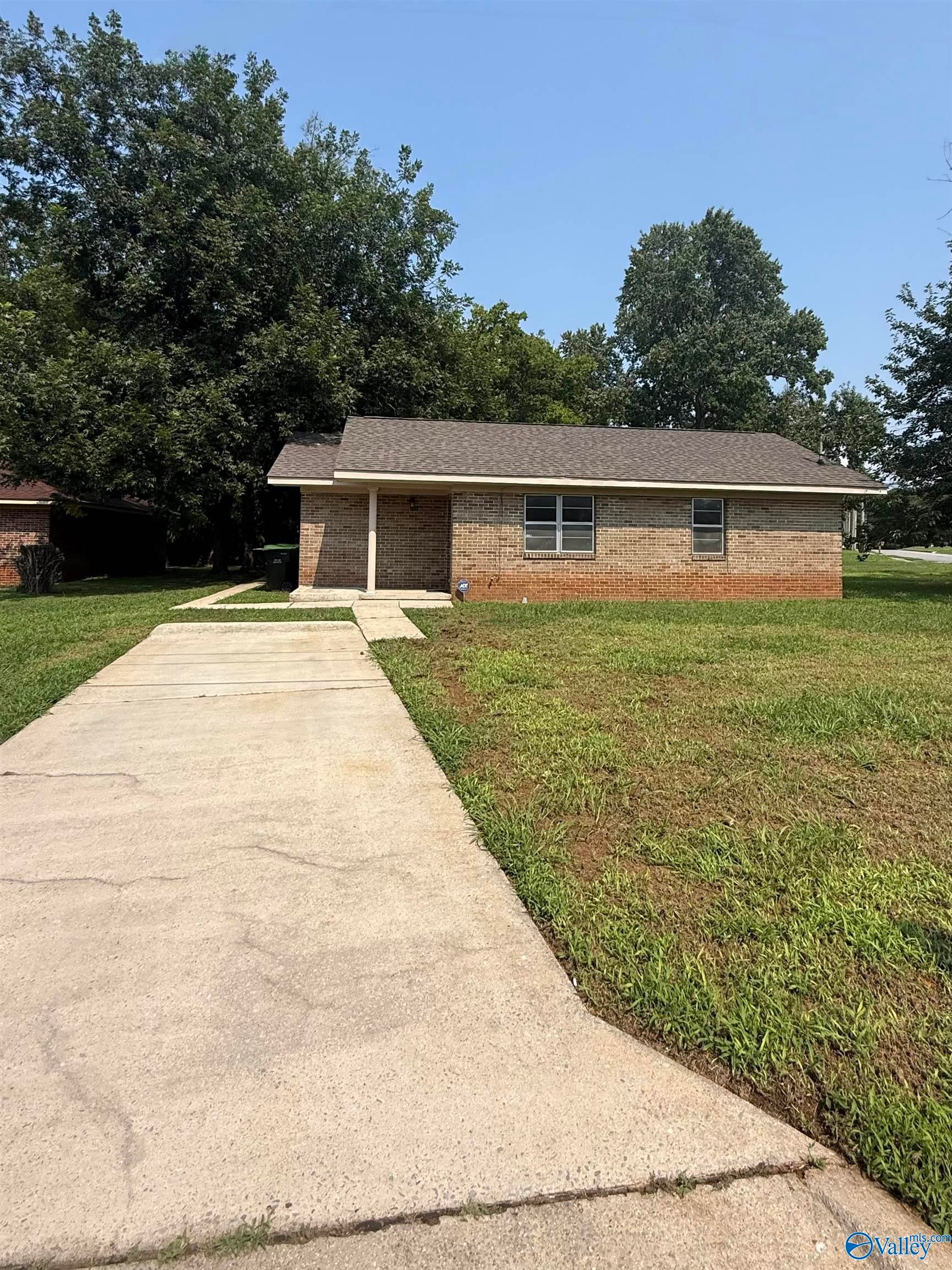 102 Elm Court NE — photo