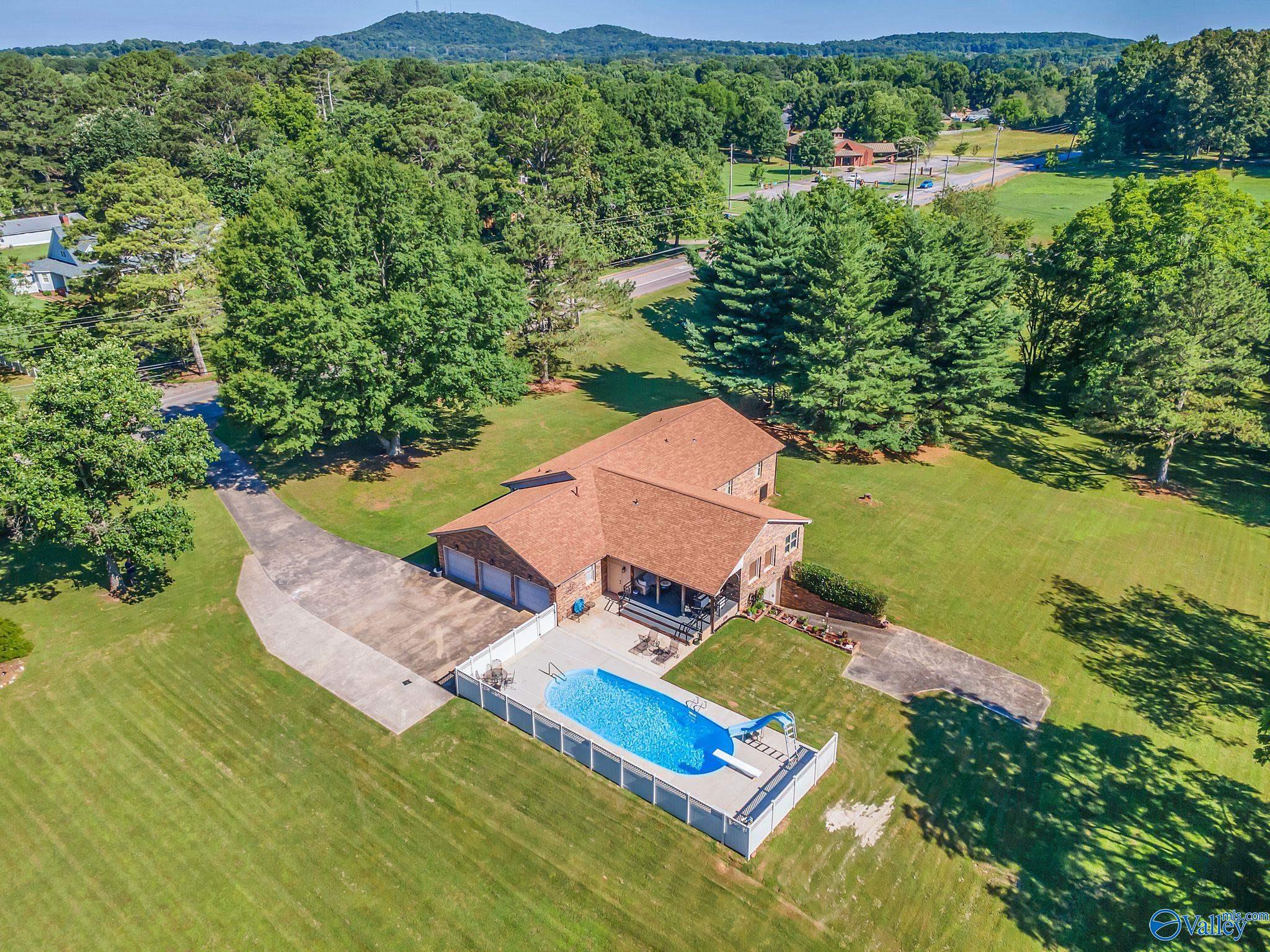 1495 Jeff Road NW — photo