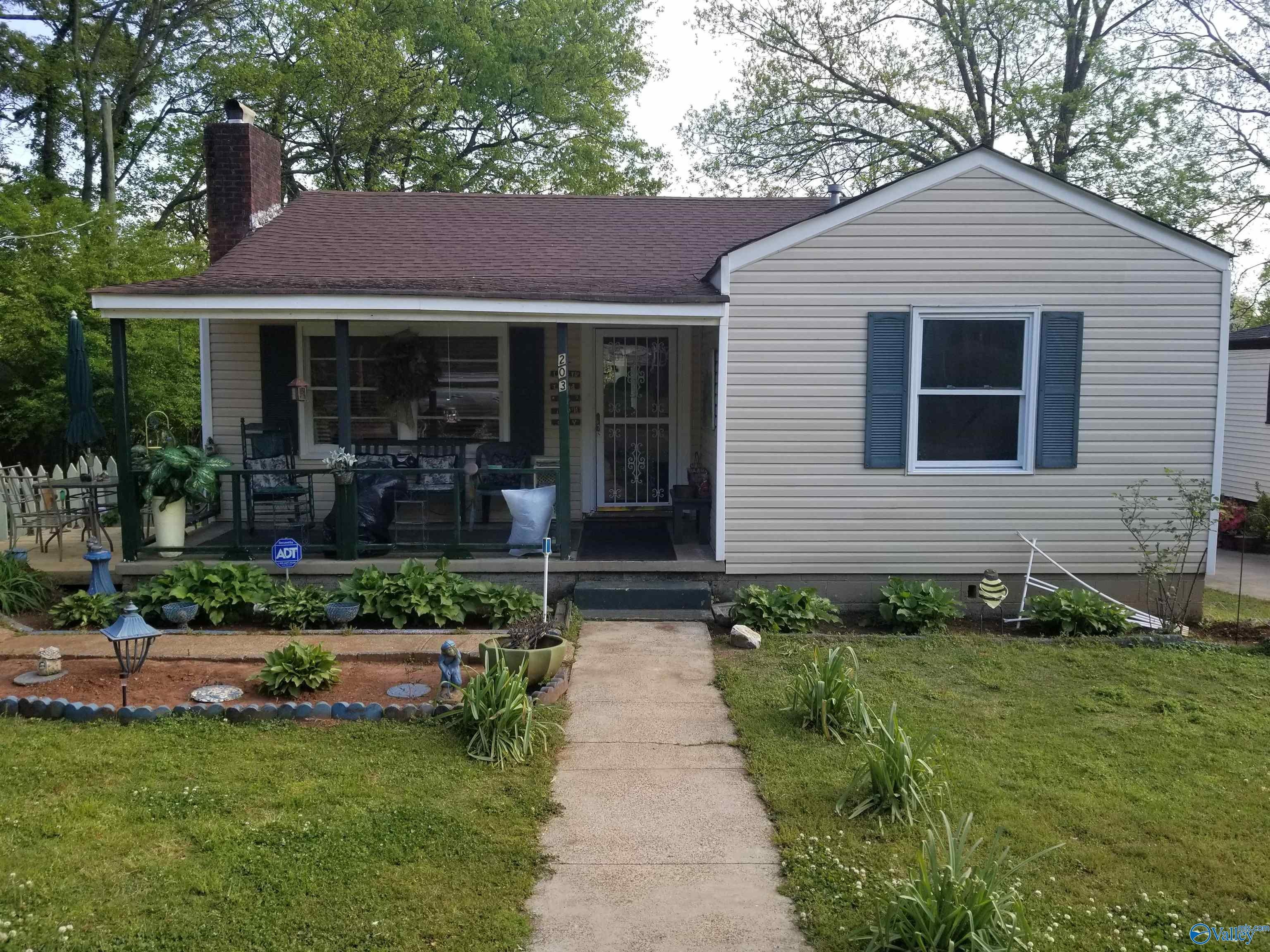 203 Richmond Drive NW — photo