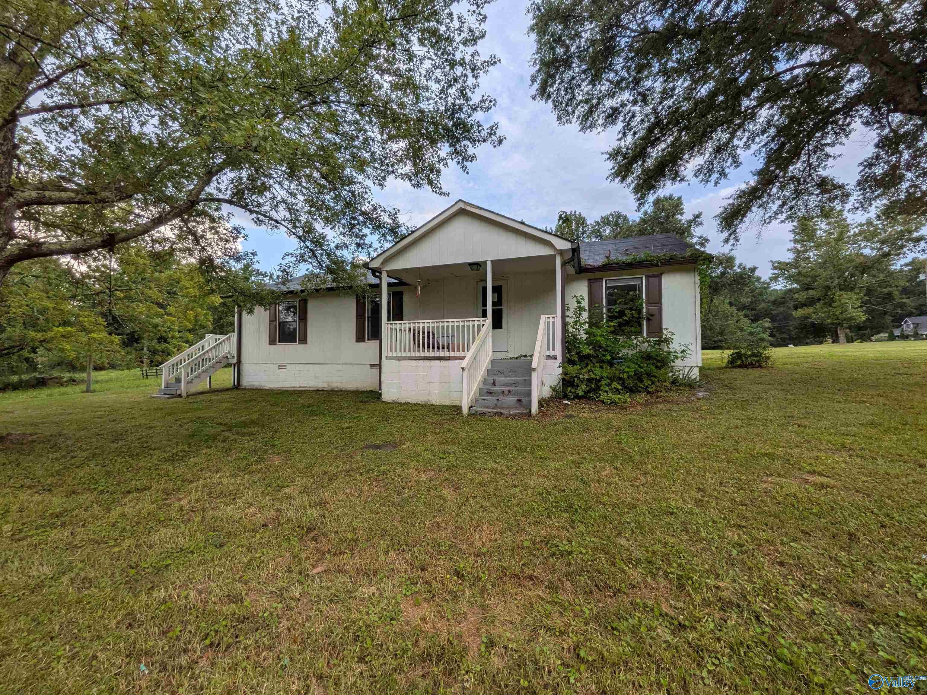 1305 Oakhill Drive NE — photo