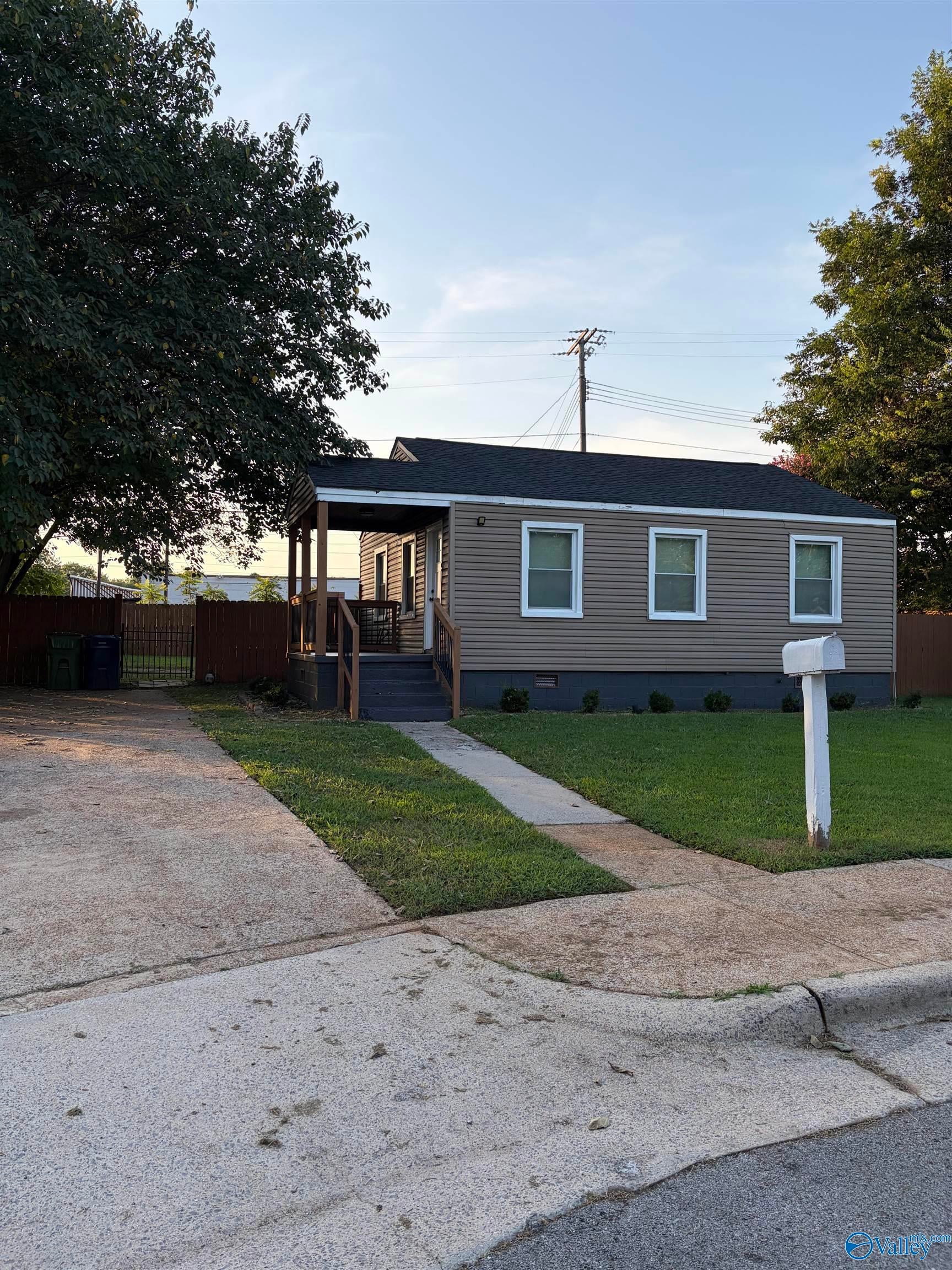 2208 Hammond Circle NW — photo