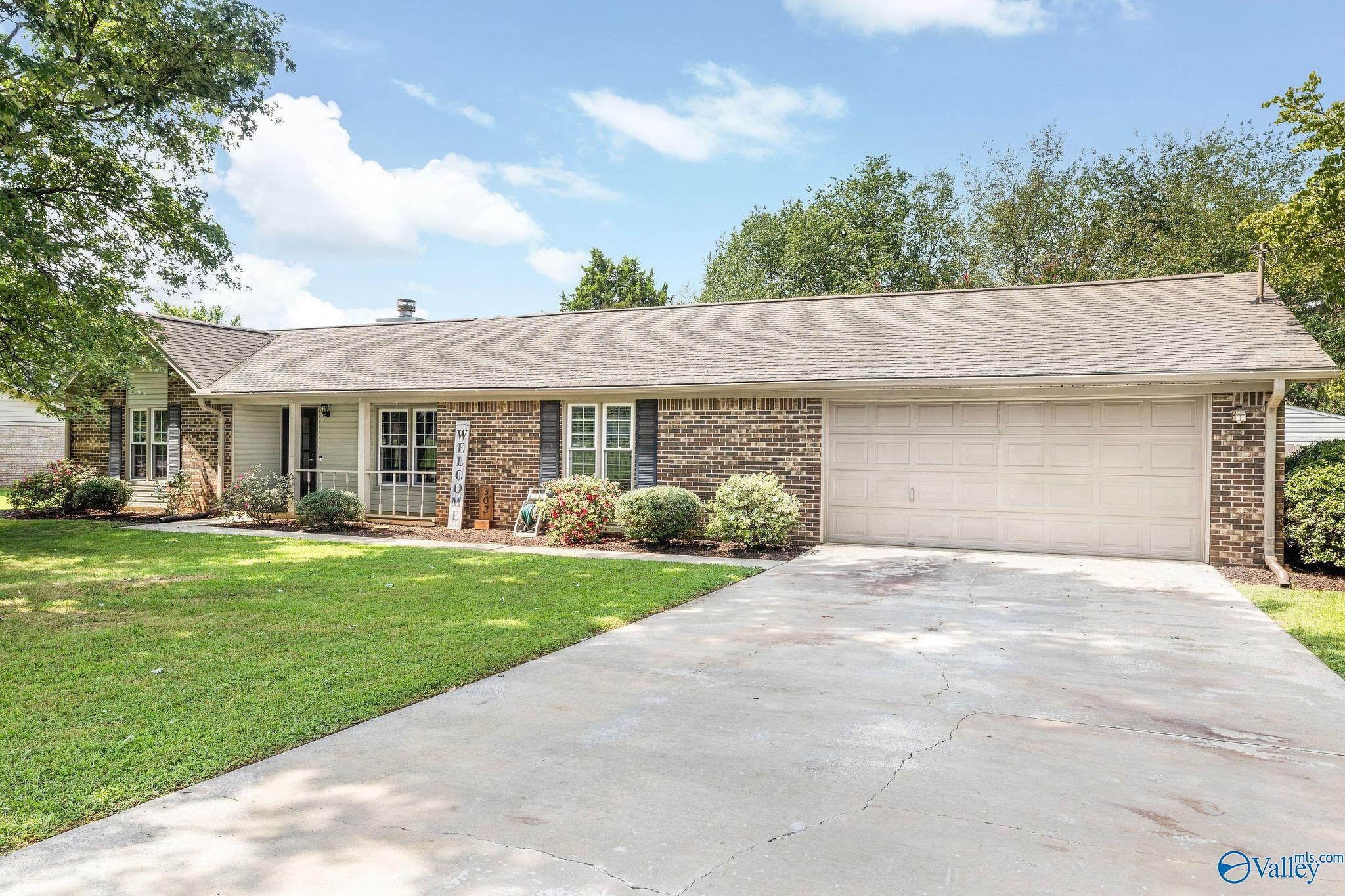303 Red Oak Road — photo