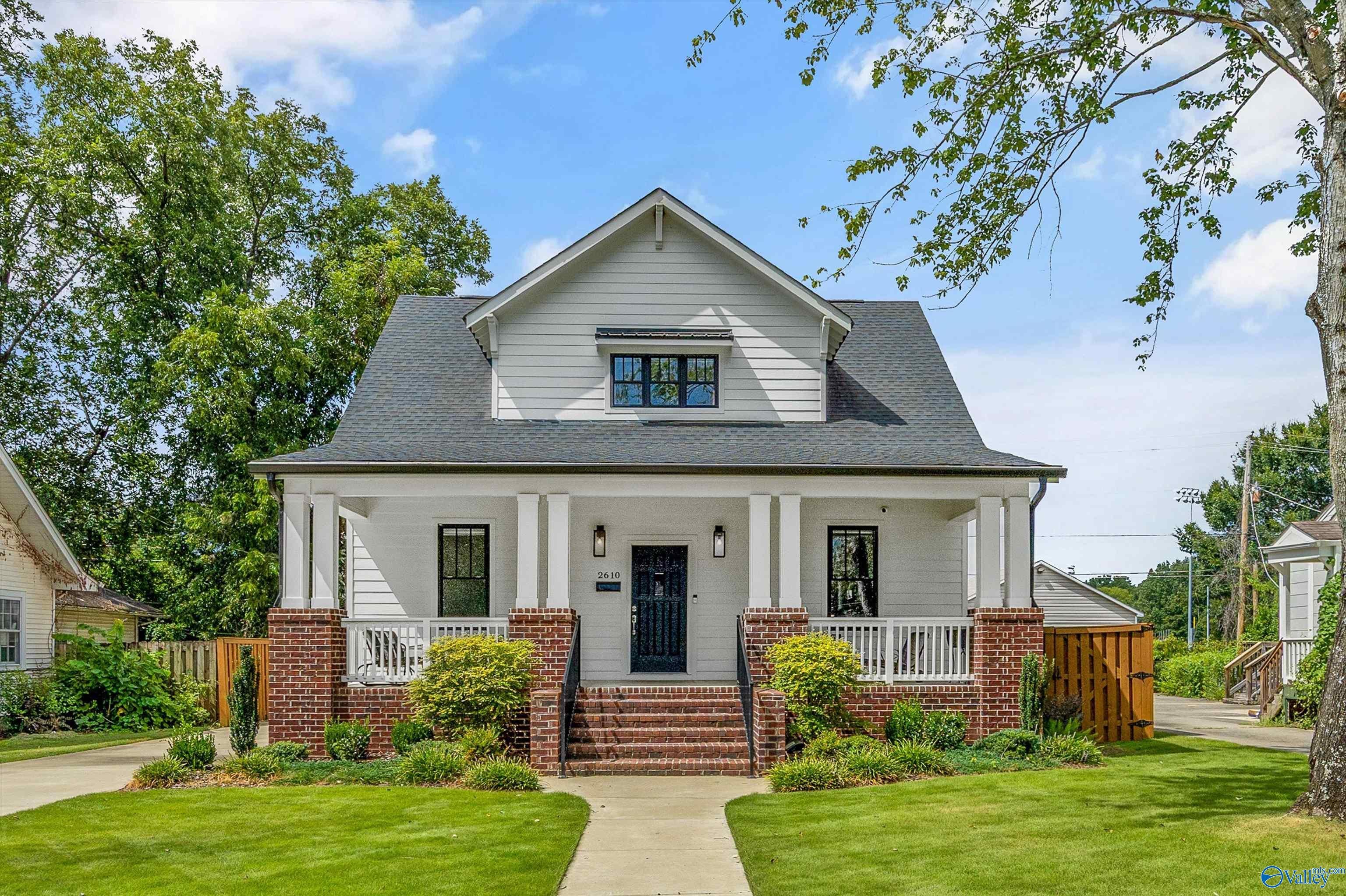 2610 Poincianna Street SE — photo