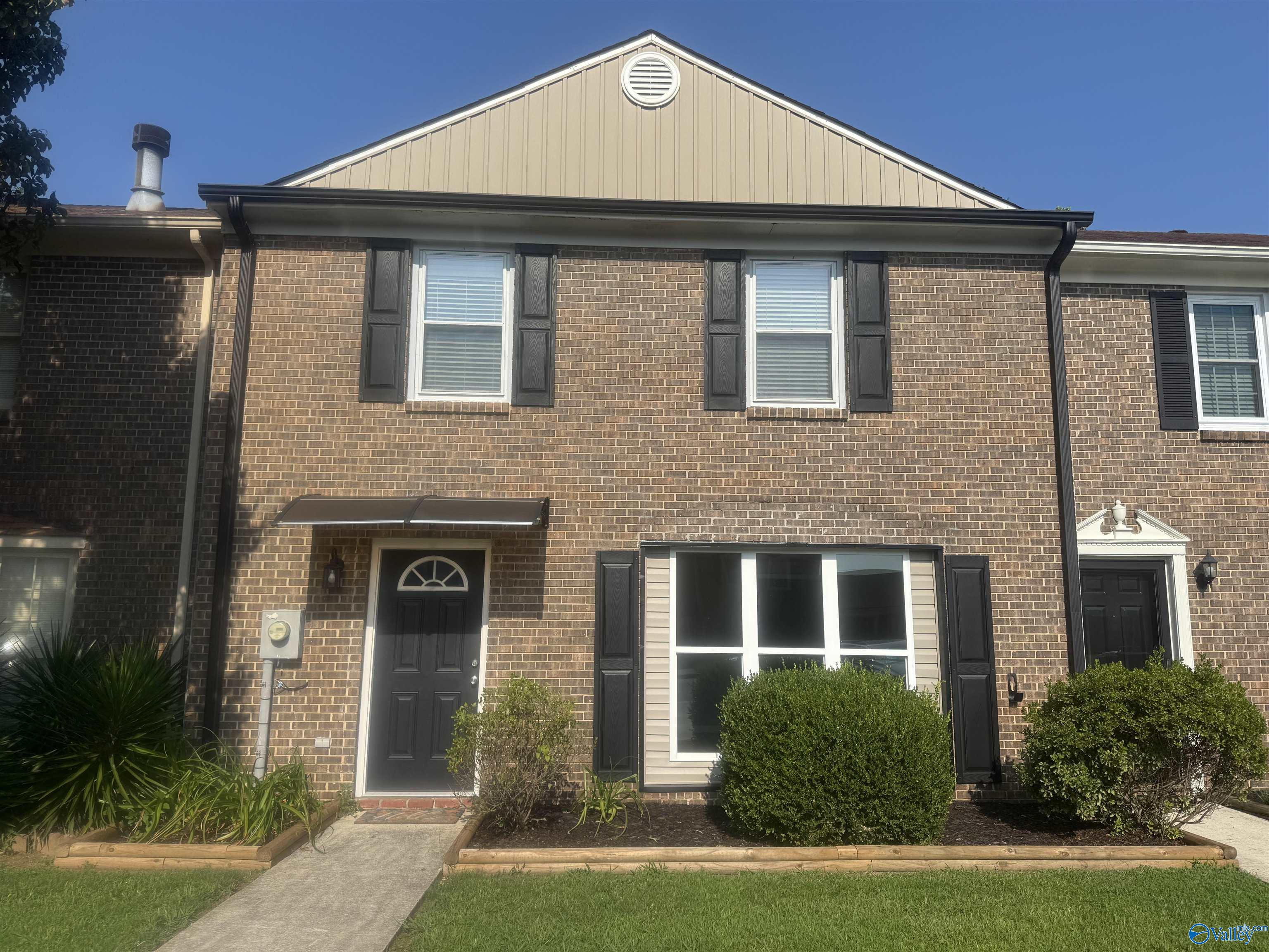 2210 Westbury Court SW — photo