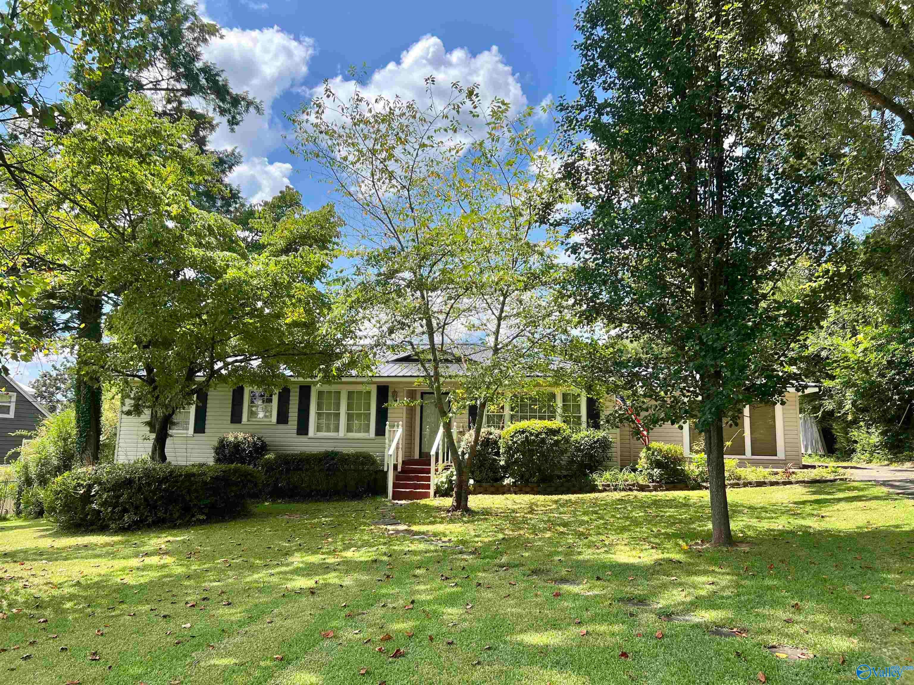 2406 Lookout Street — photo