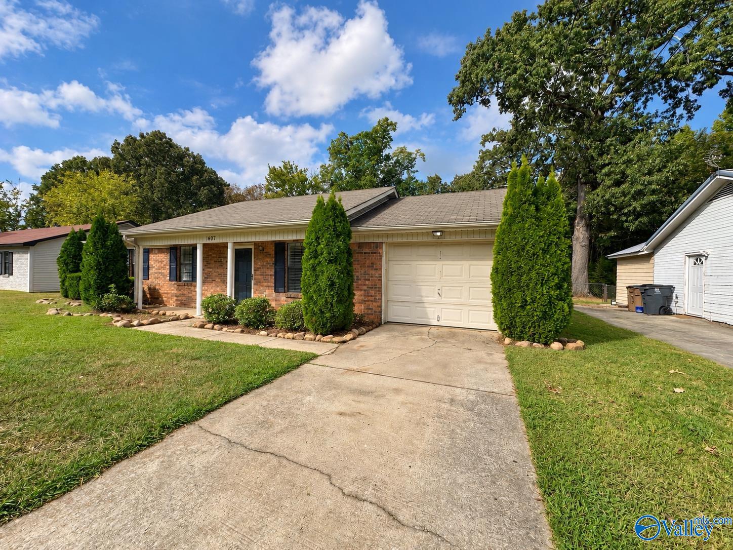 1607 Saginaw Lane SW — photo