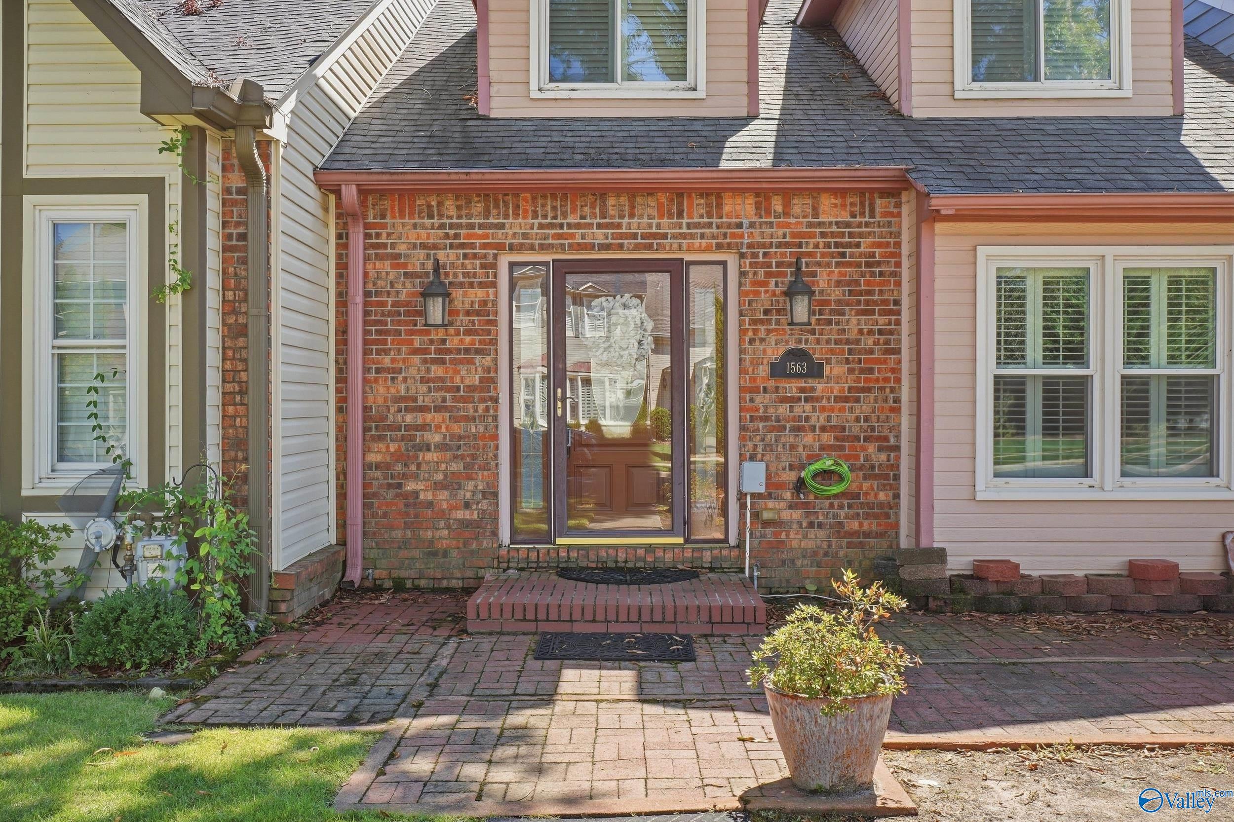 1563 River Bend Place — photo