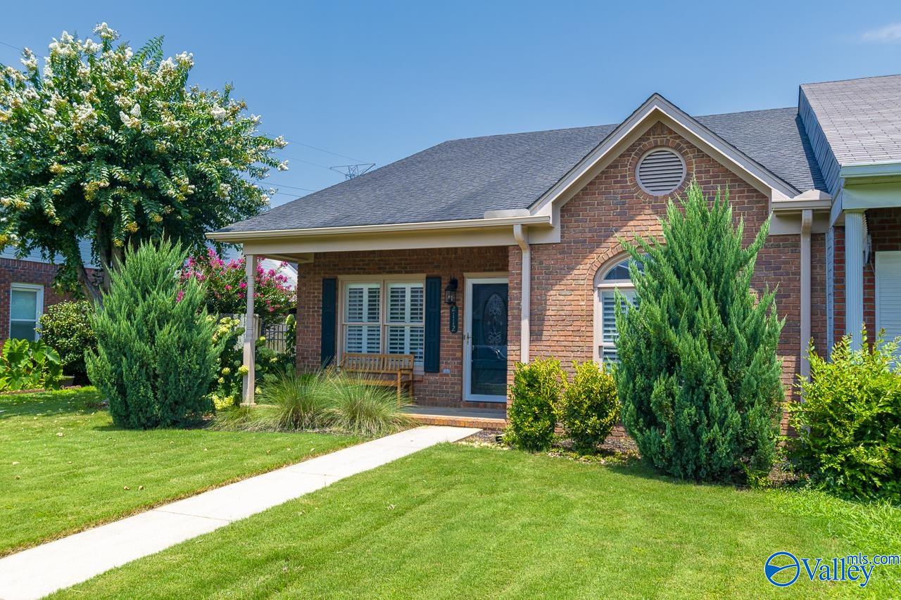 2112 Yorkshire SE — photo