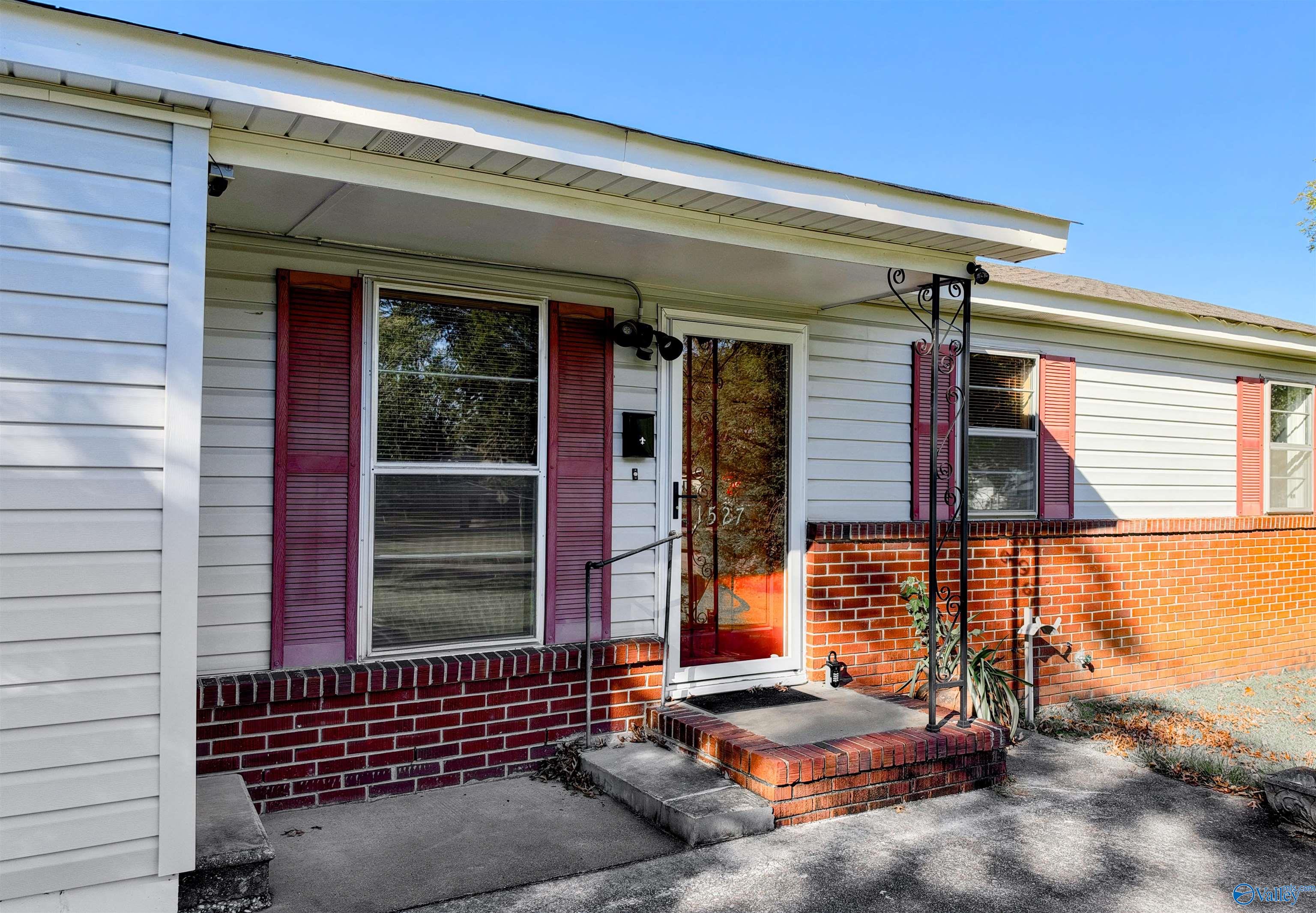 1527 Phillips Court SW — photo