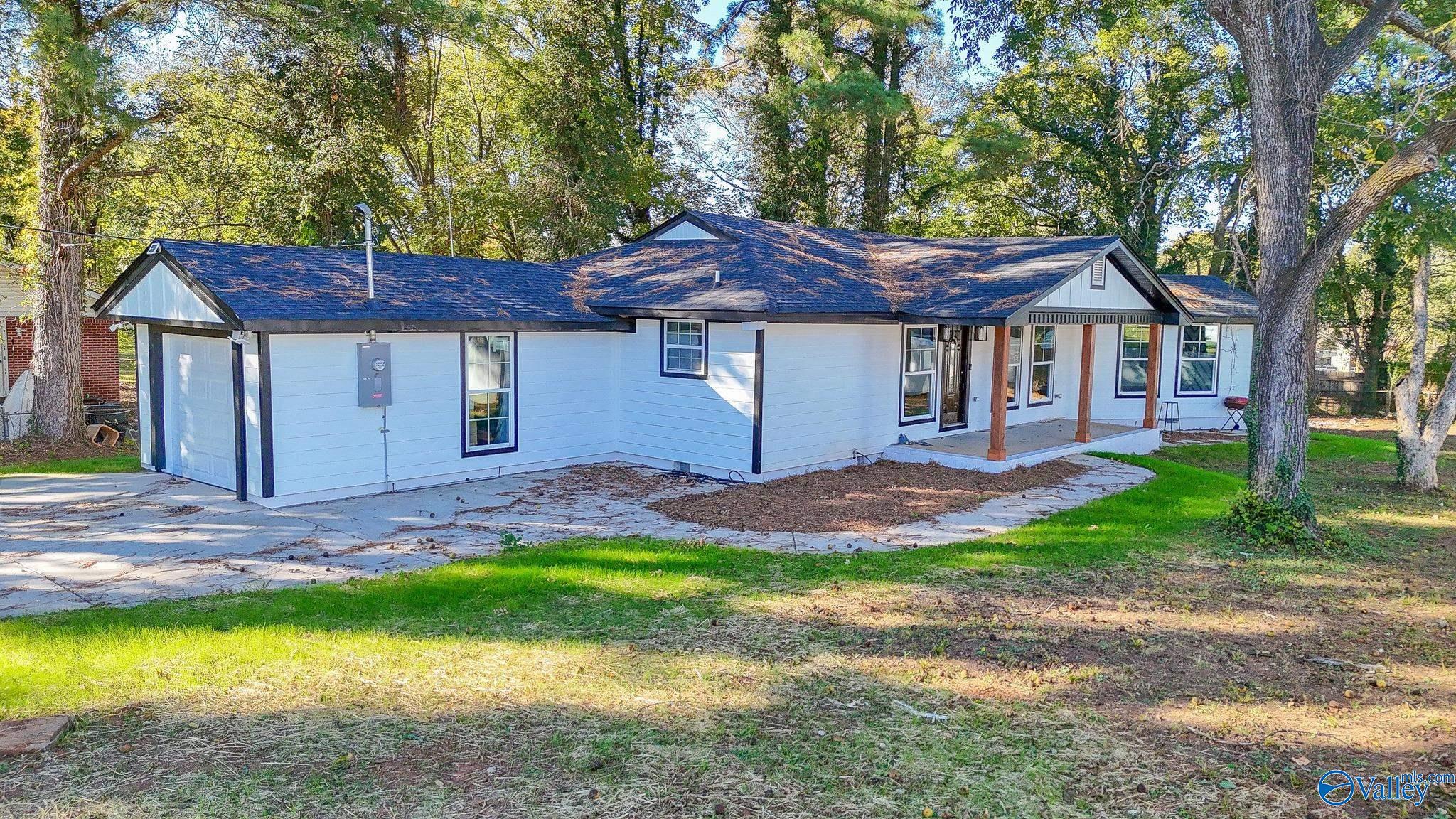 2712 Oaktree Lane — photo