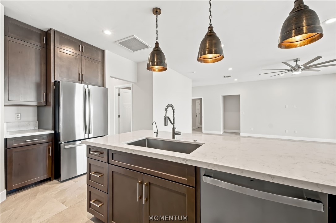 2429 E Klamath Loop — photo