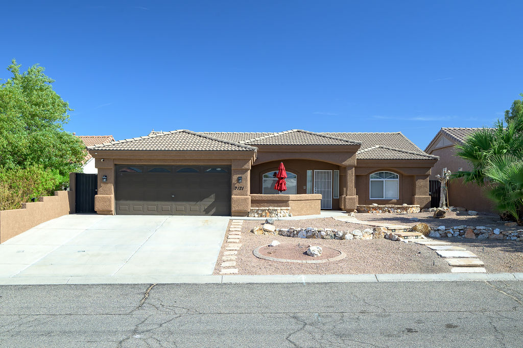 2121 E Desert Lakes Drive — photo