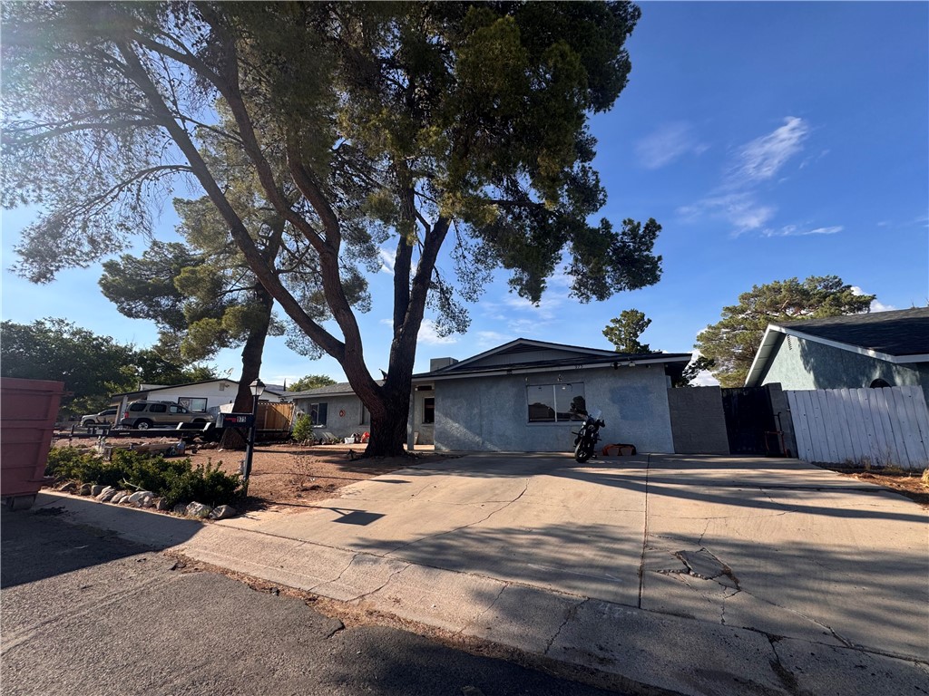 975 Crestwood Drive — photo