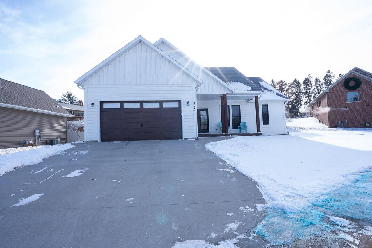 1043 John Street — photo