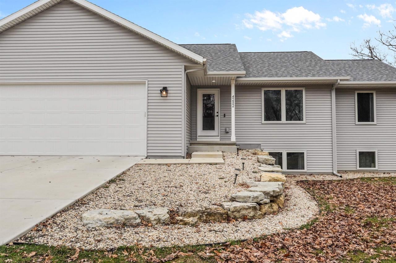 4252 Fox Hills Court — photo