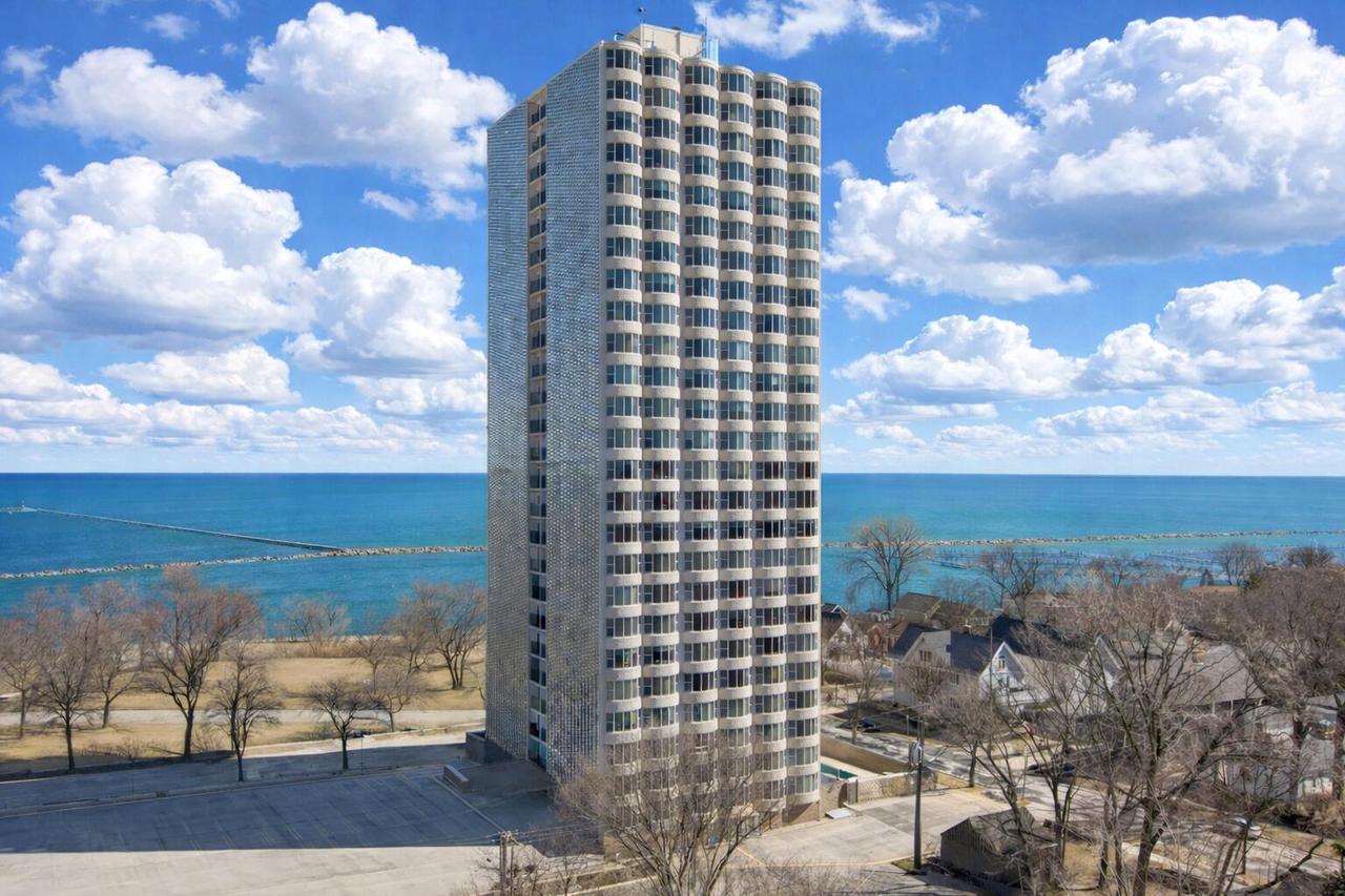2525 S Shore Drive 20D — photo