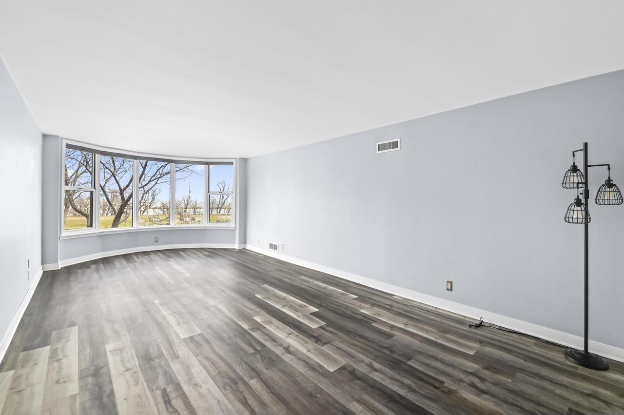 2525 S Shore Drive 2D — photo