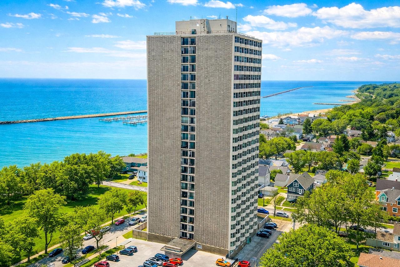 2525 S Shore Drive 3C — photo