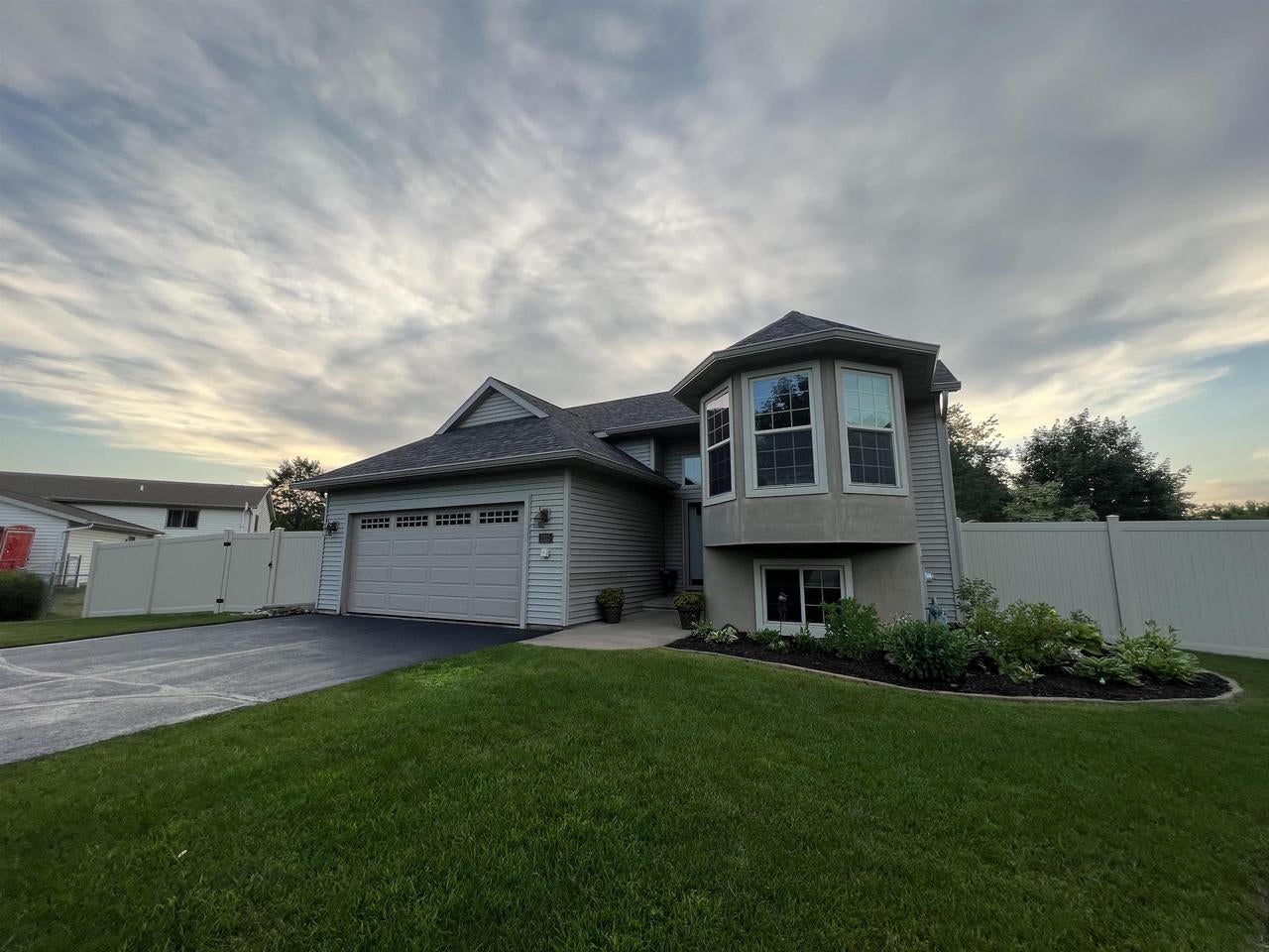 2135 Victor Lane — photo