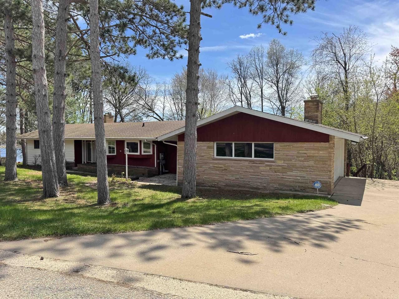 W8283 Buttercup Court — photo