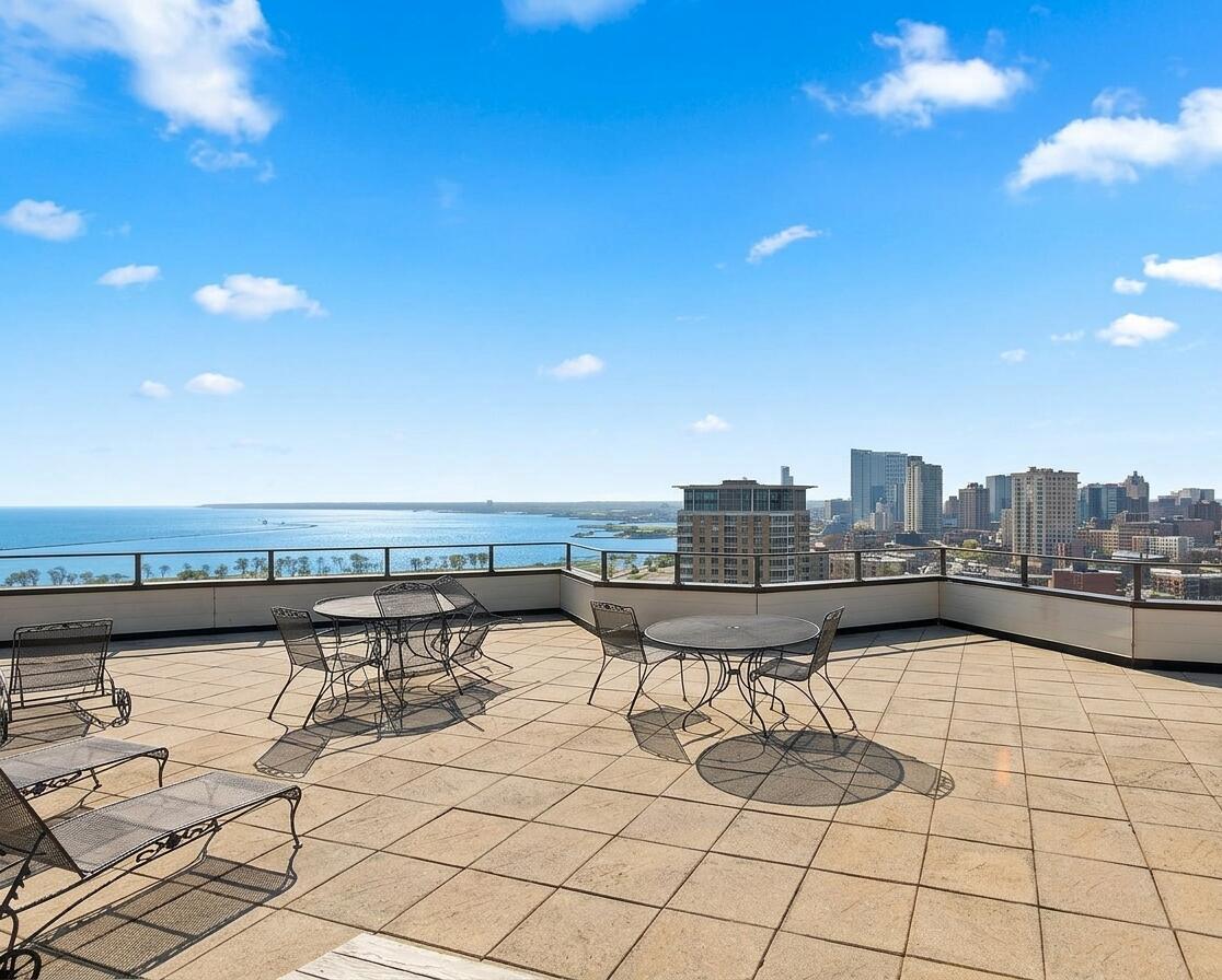1633 N Prospect Avenue 5D — photo