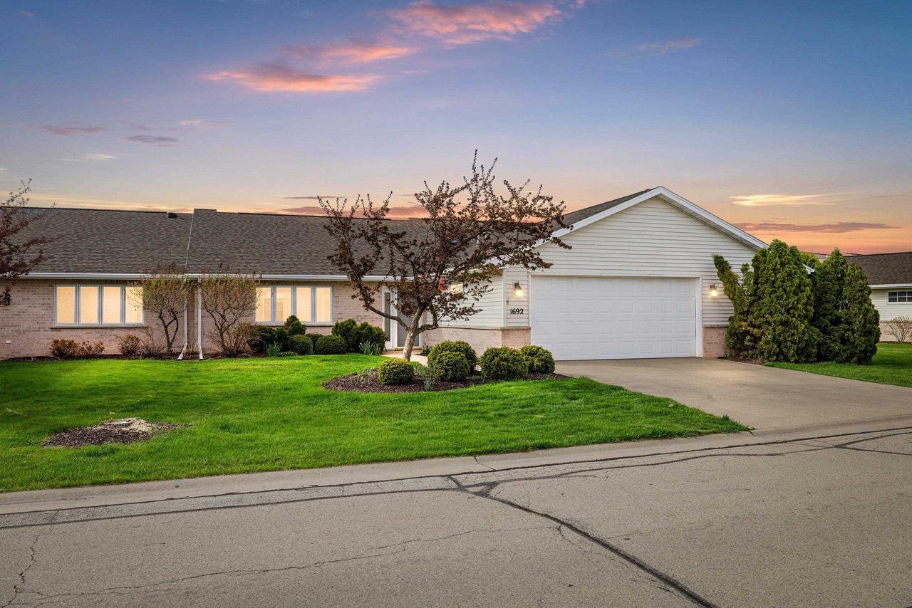 1692 Twin Lakes Circle — photo