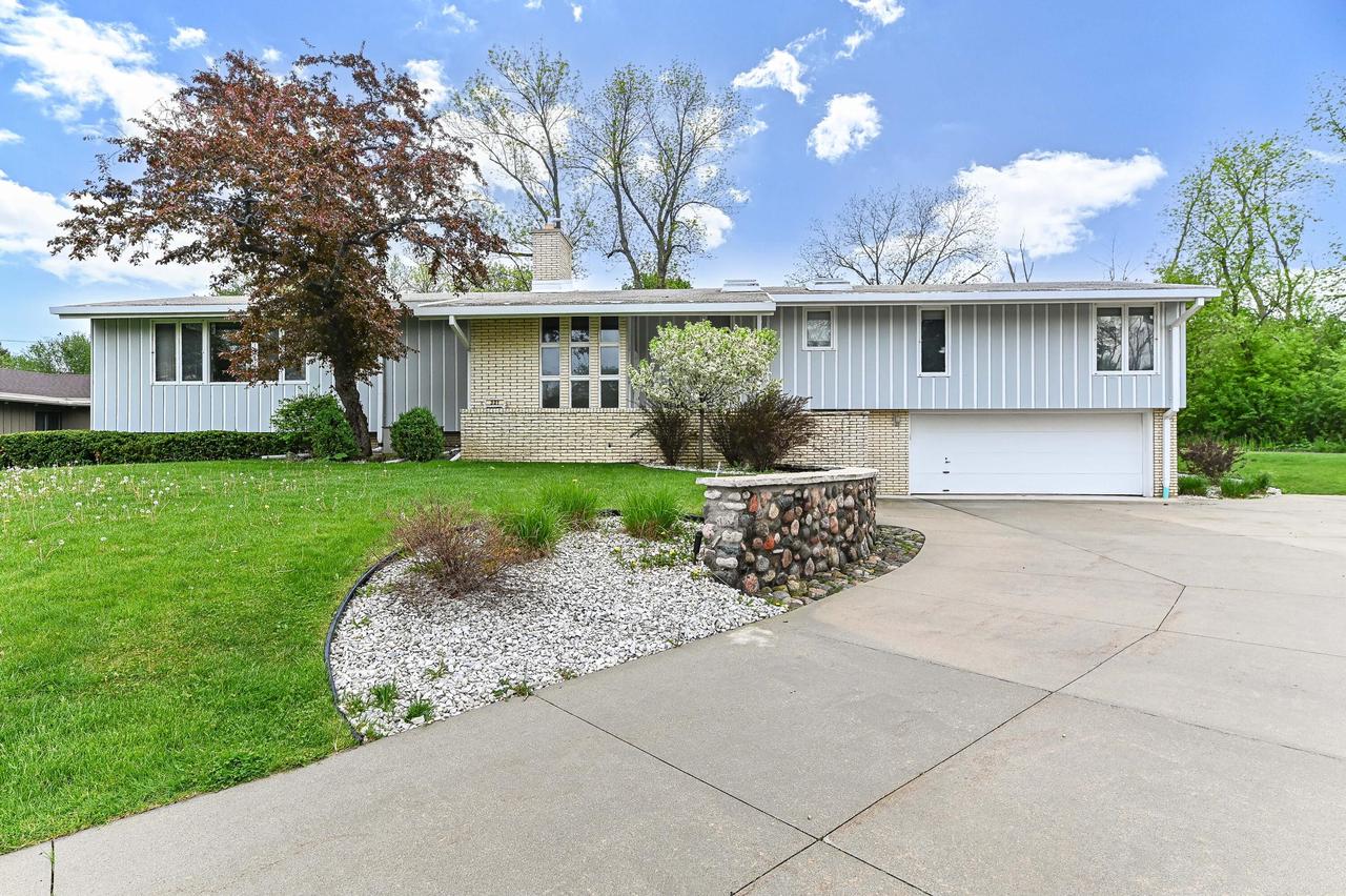 301 W Indian Creek Court — photo