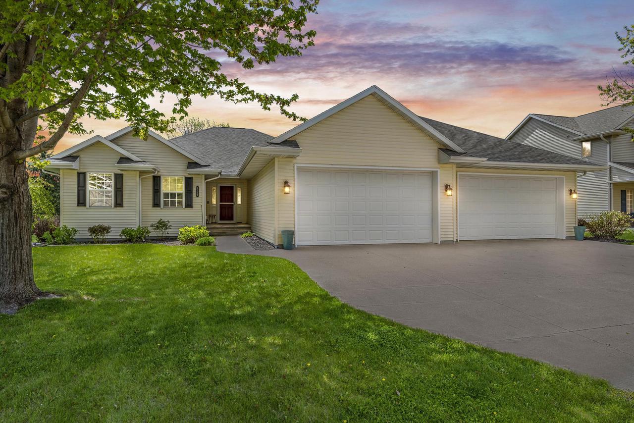 3219 E Fallcreek Lane — photo