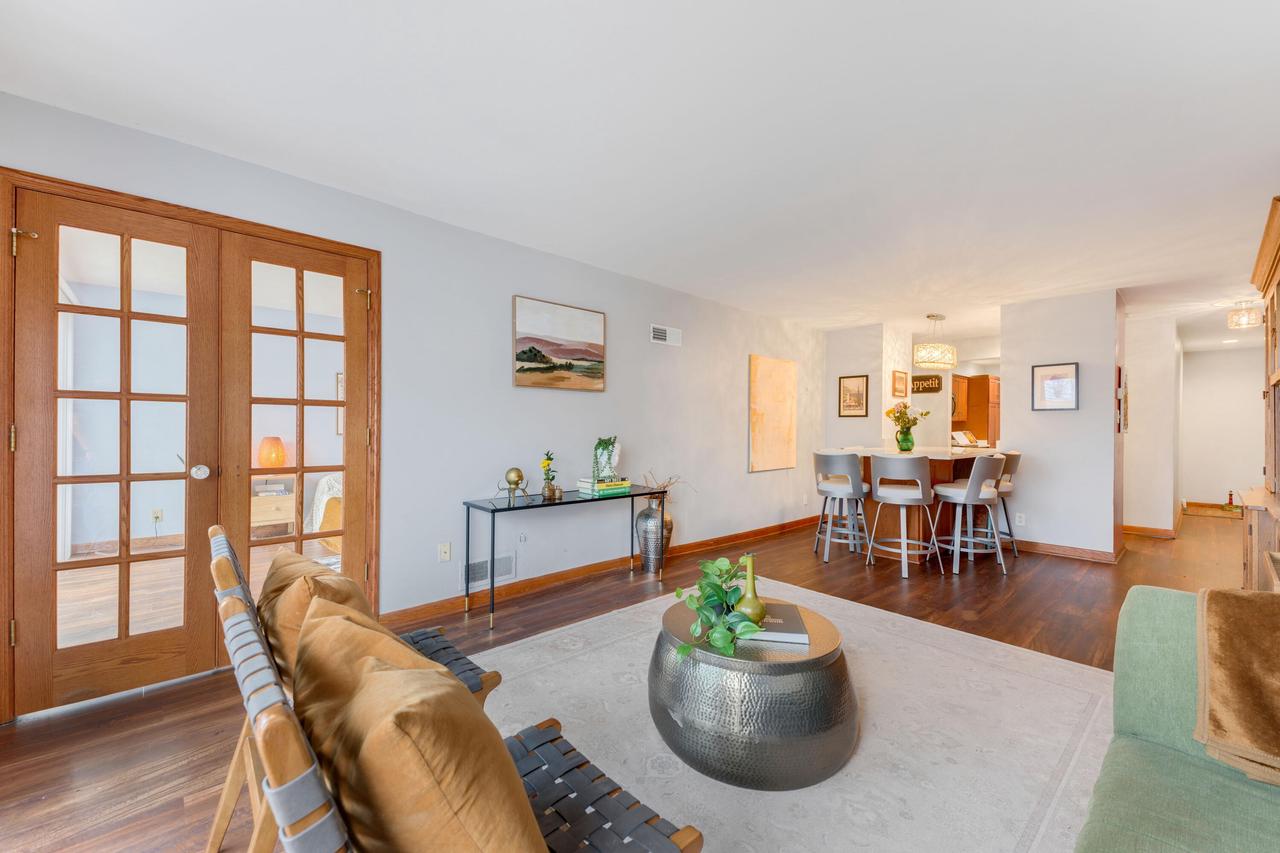 2525 S Shore Drive 1D — photo