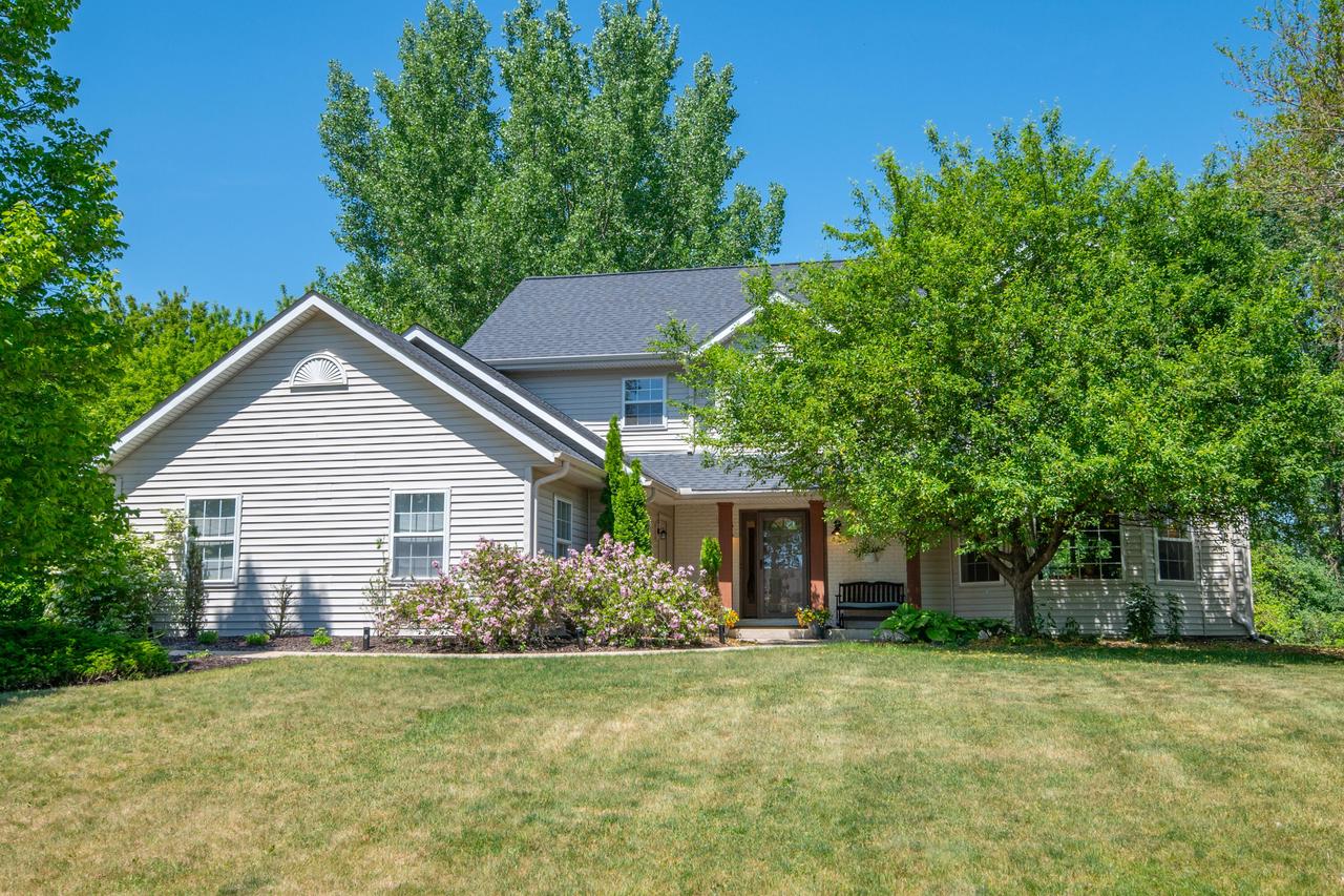 412 E Red Pine CIRCLE, Dousman, WI 53118 — photo 2
