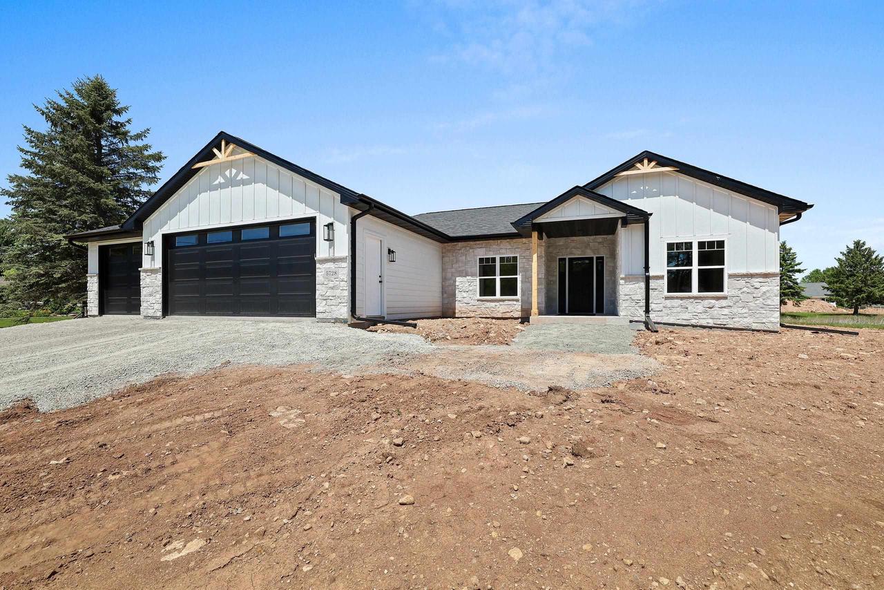 5728 W Spencer Street — photo