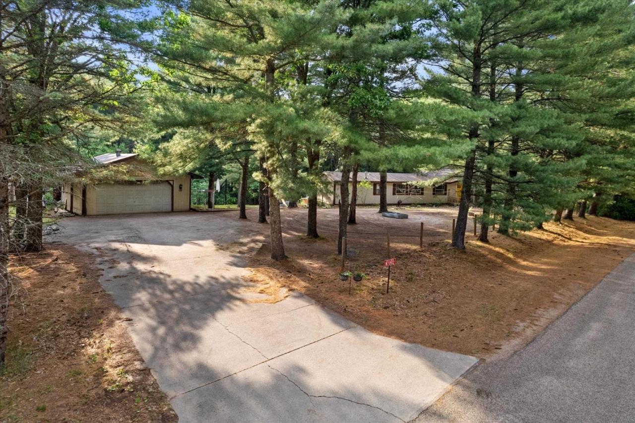 W7092 N Oakwood Circle — photo