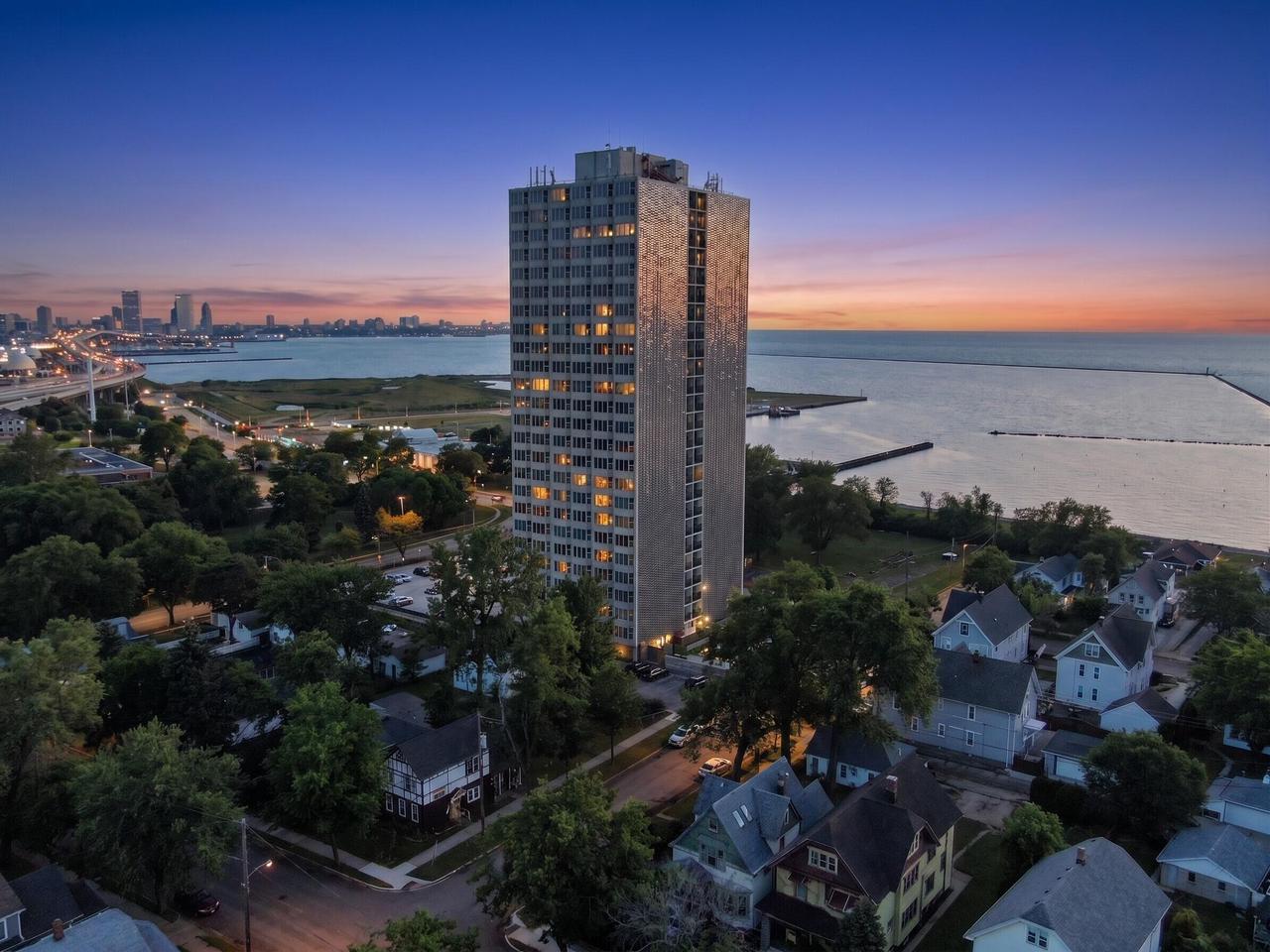 2525 S Shore Drive 15B — photo