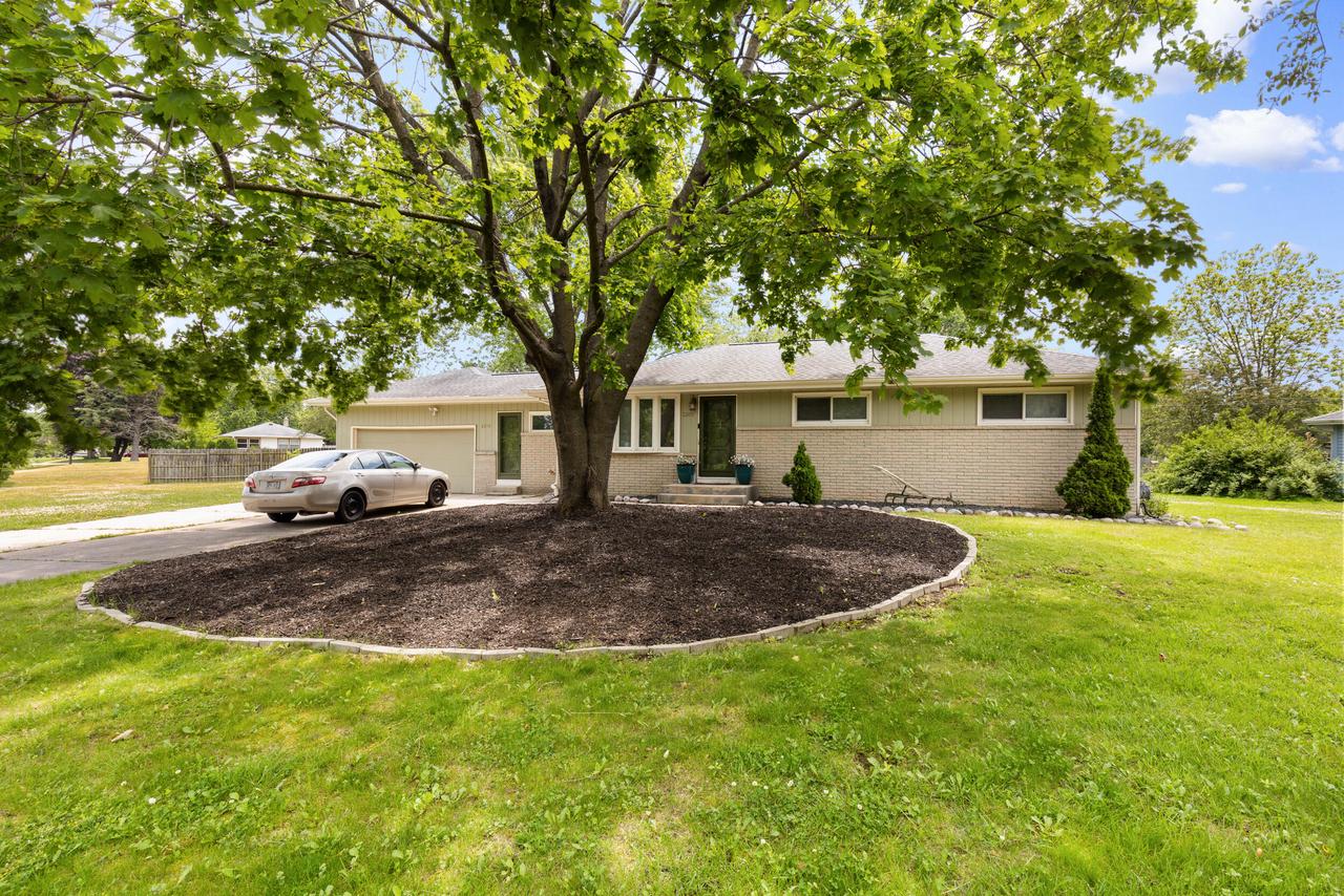 3301 E Carol Court — photo