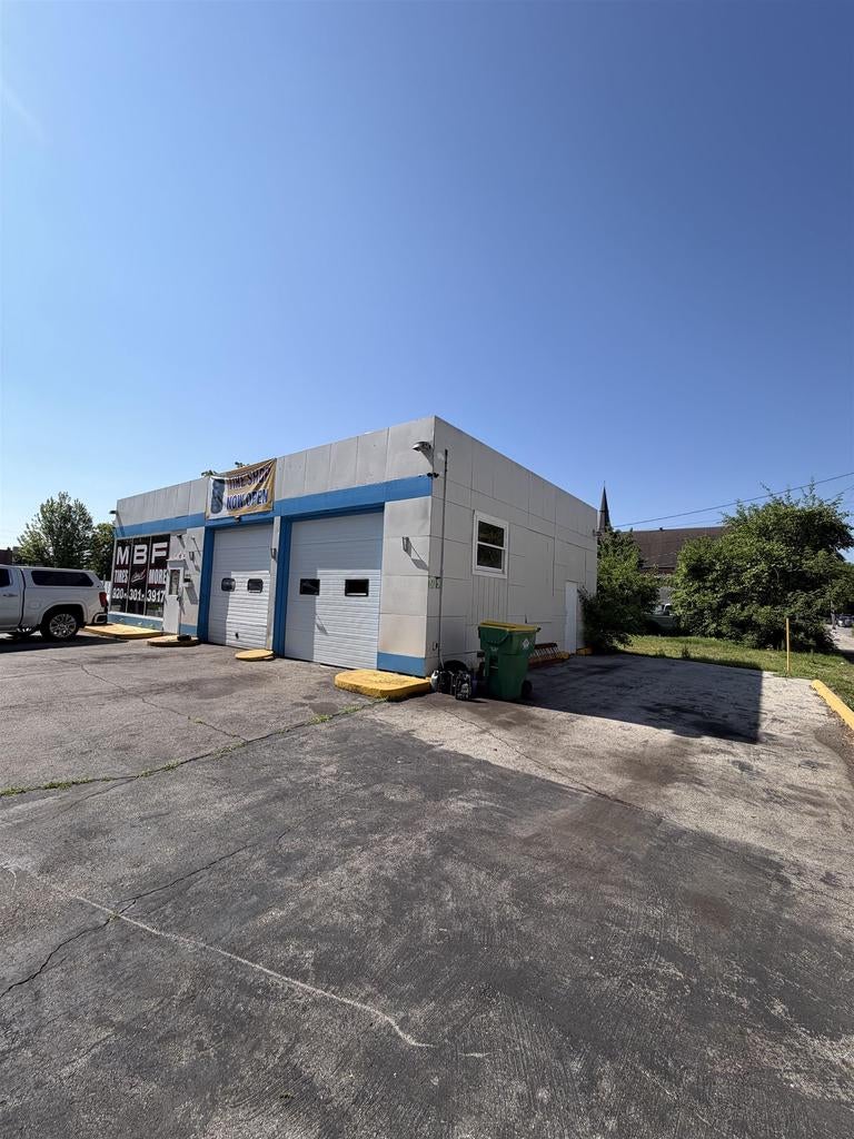 605 Dousman Street — photo