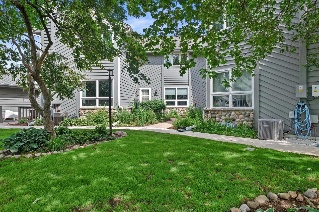 15661 W Ridge ROAD, New Berlin, WI 53151