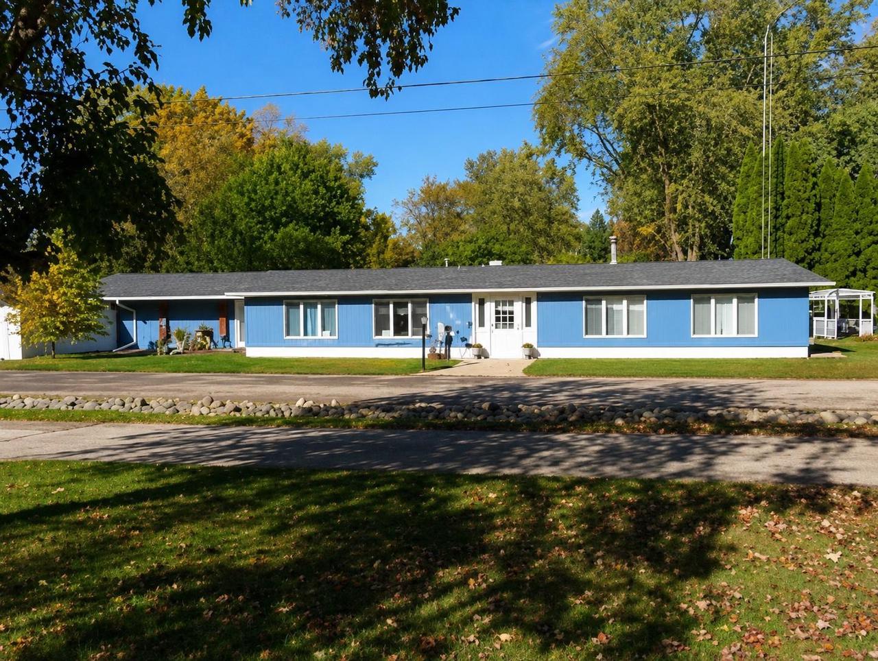 724 Lakeshore Drive — photo